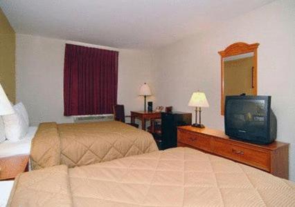 Queen Room with Two Queen Beds - Photo 2