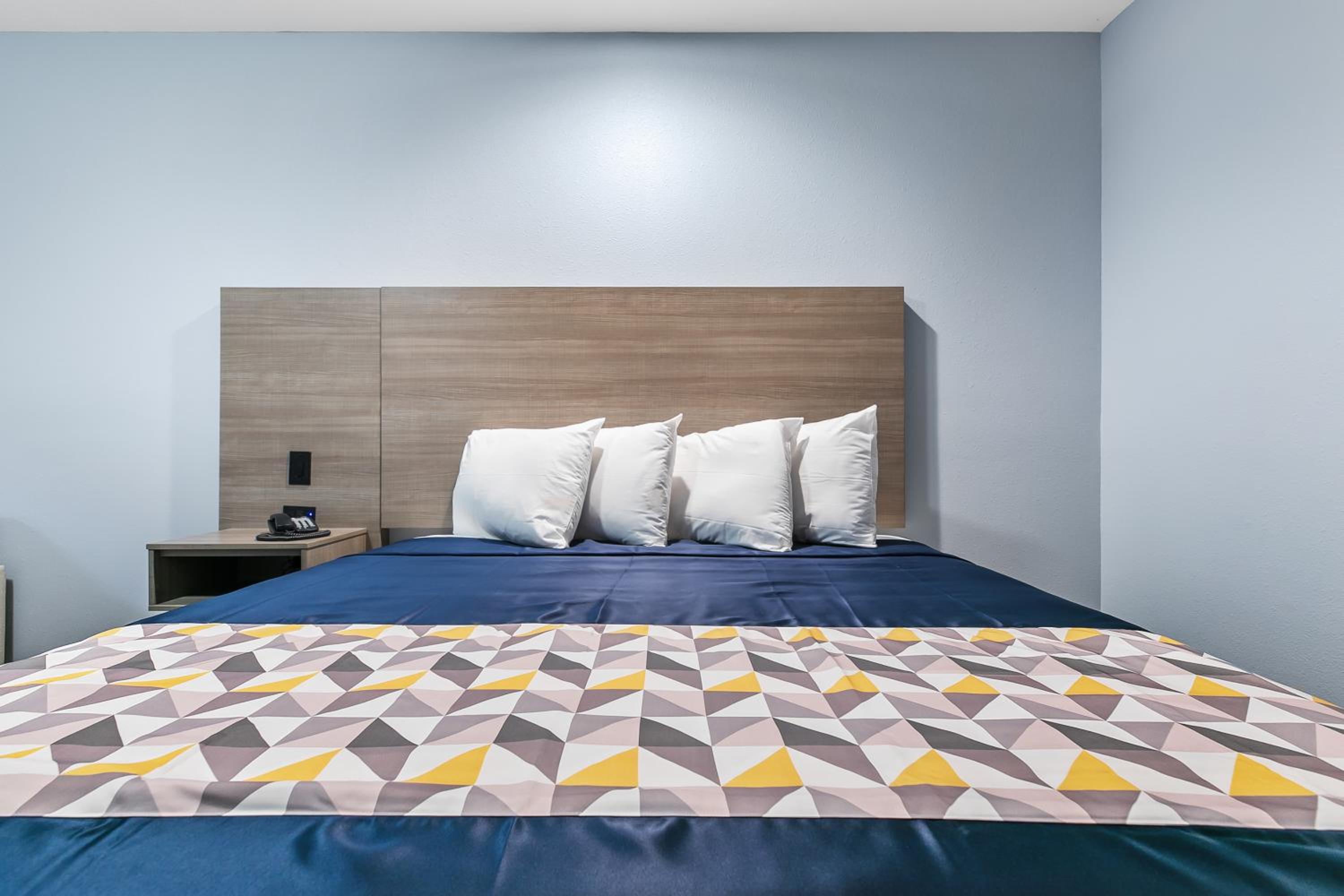 Standard King Room with Pool View - Photo 1