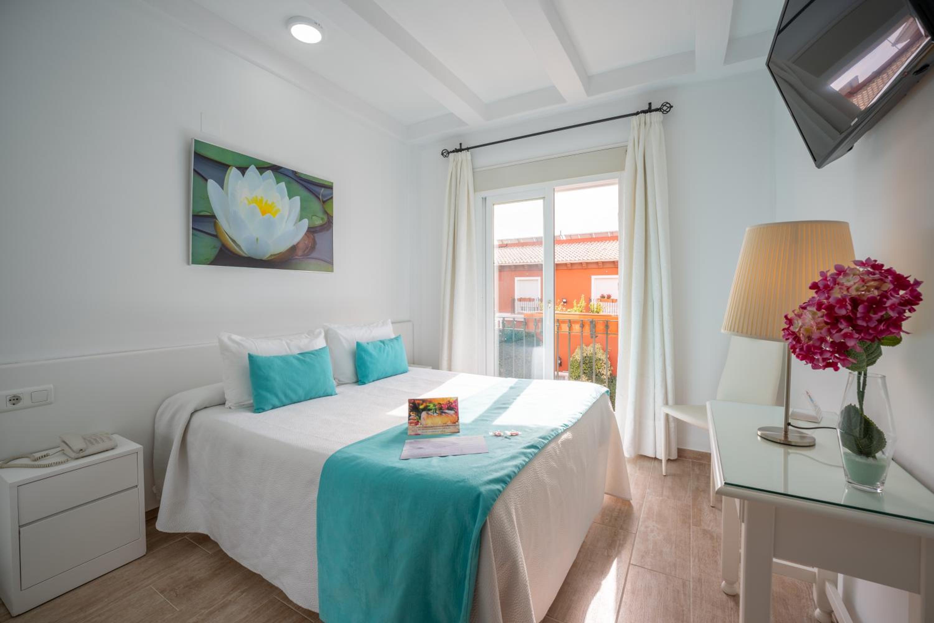 Double Room with Balcony - Photo 11