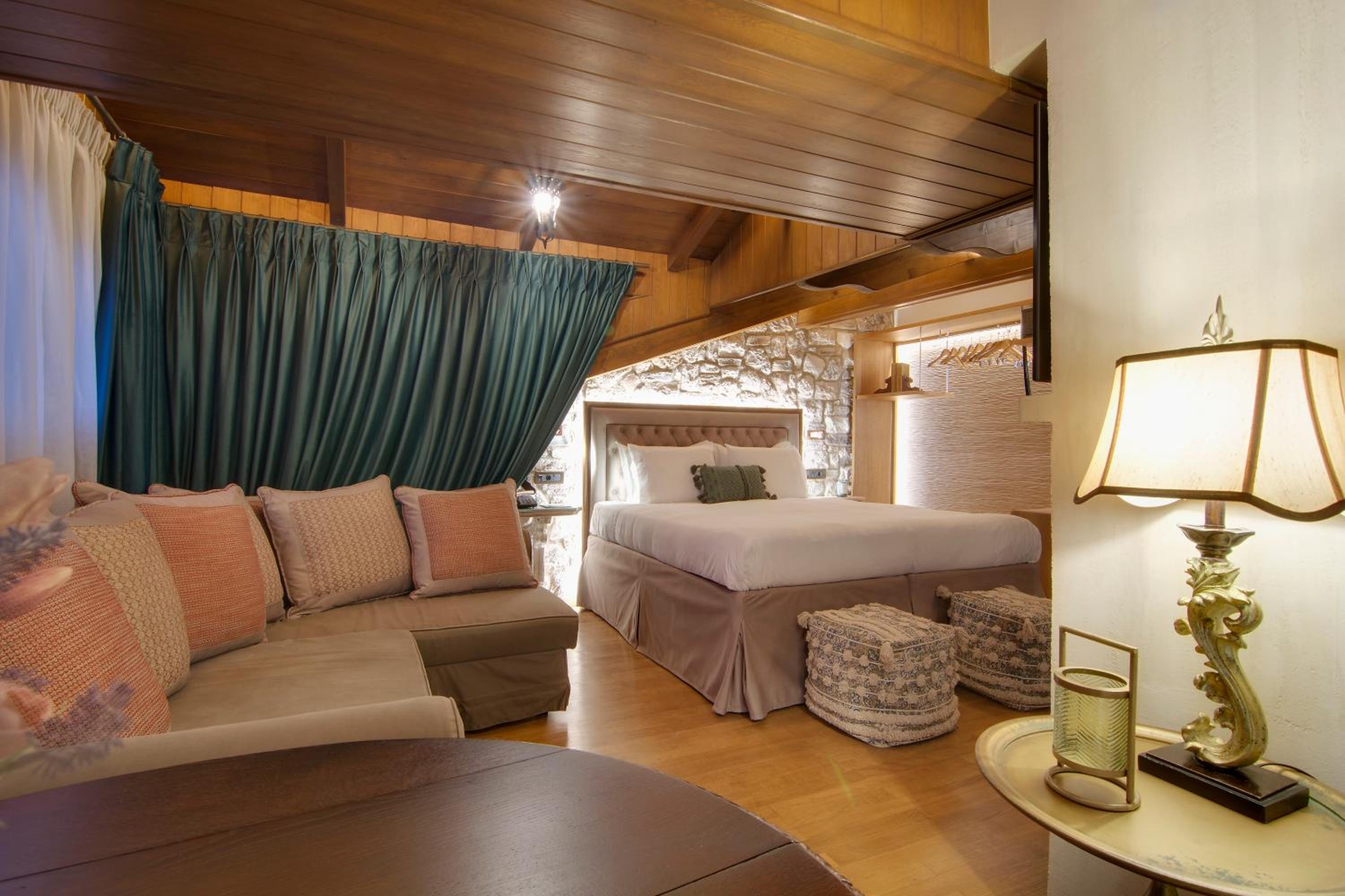 King Room with Lake View - Photo 12