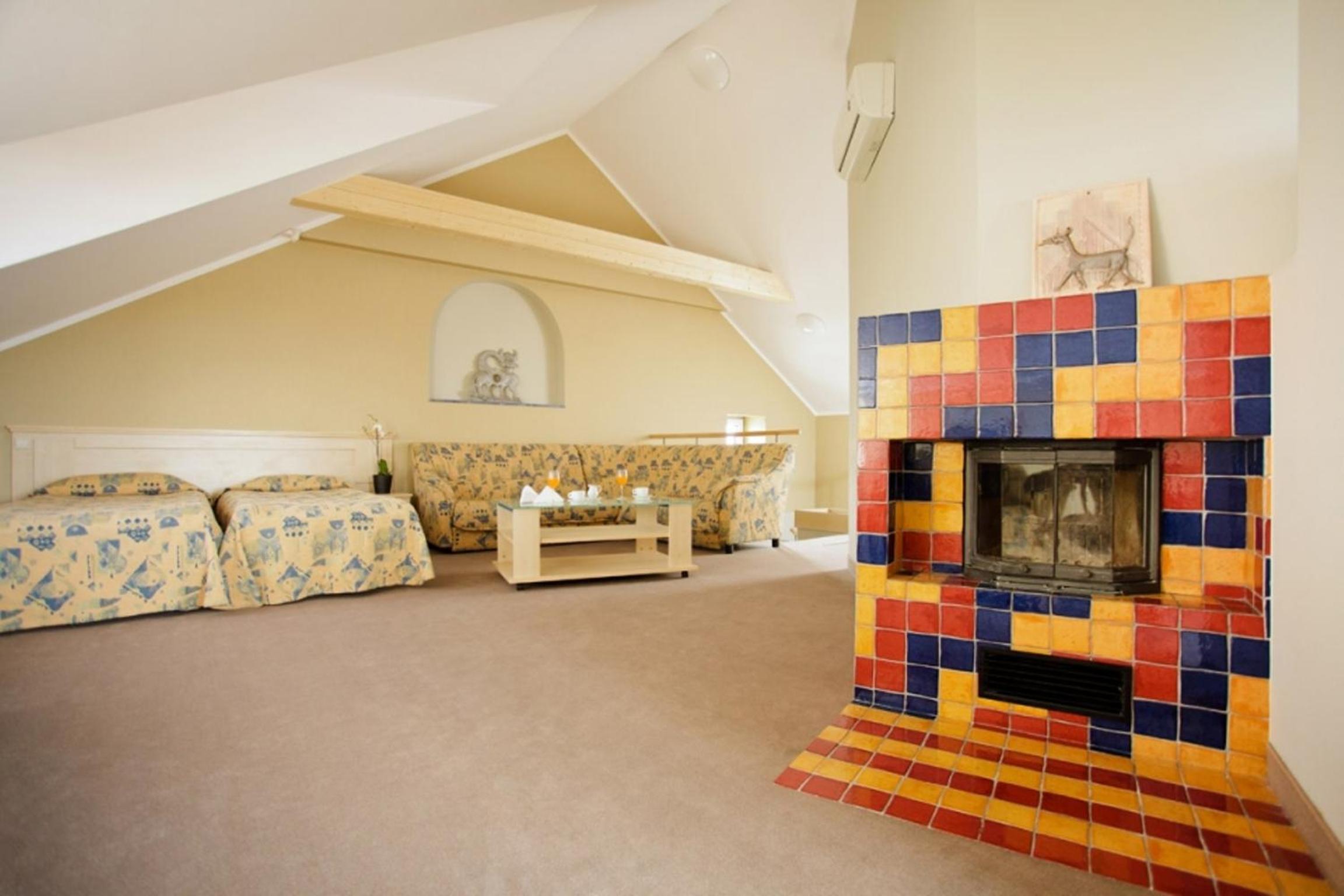 Family room - no Elevator available - Photo 1