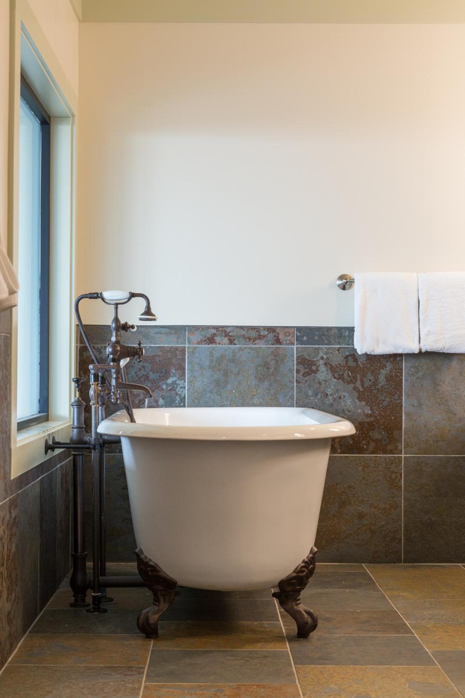 Ocean View King Room with Tub - Photo 9