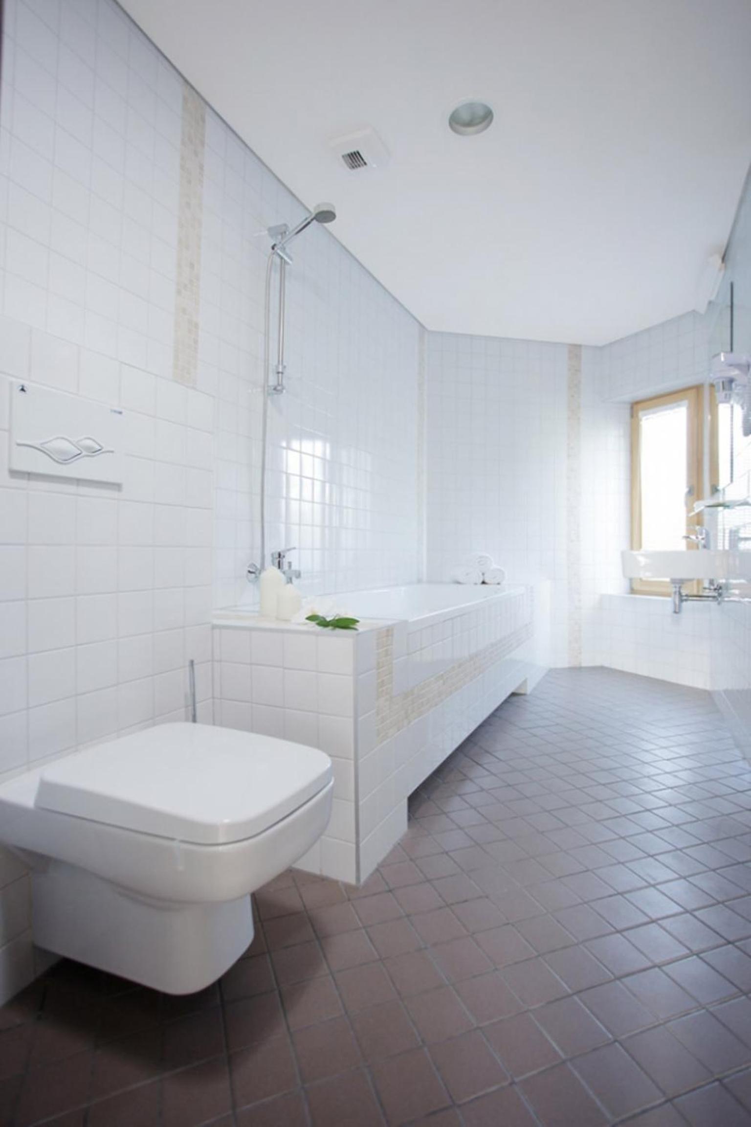 Double Room with Terrace and Bath - Photo 2