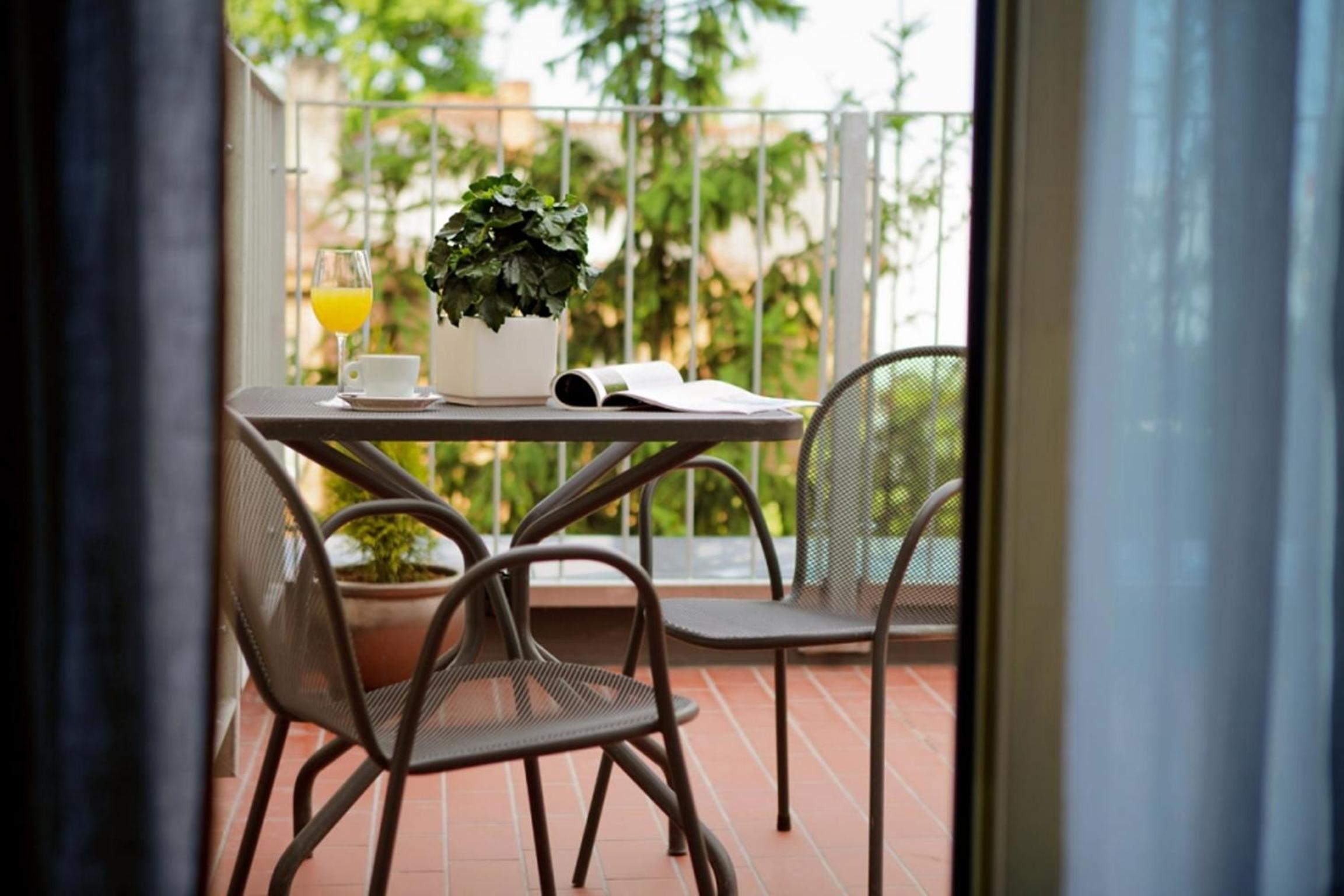 Double Room with Terrace and Bath - Photo 3
