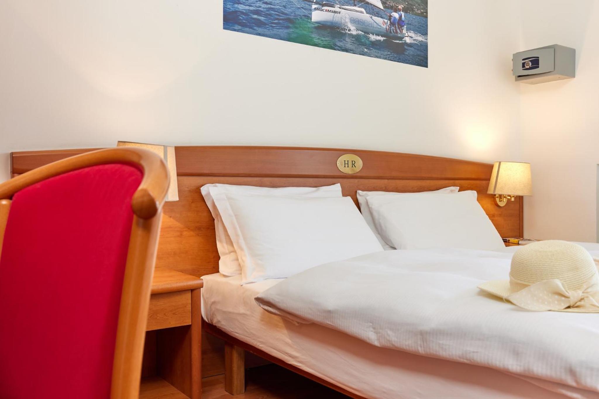 Standard Double or Twin Room with Mountain View photo 2