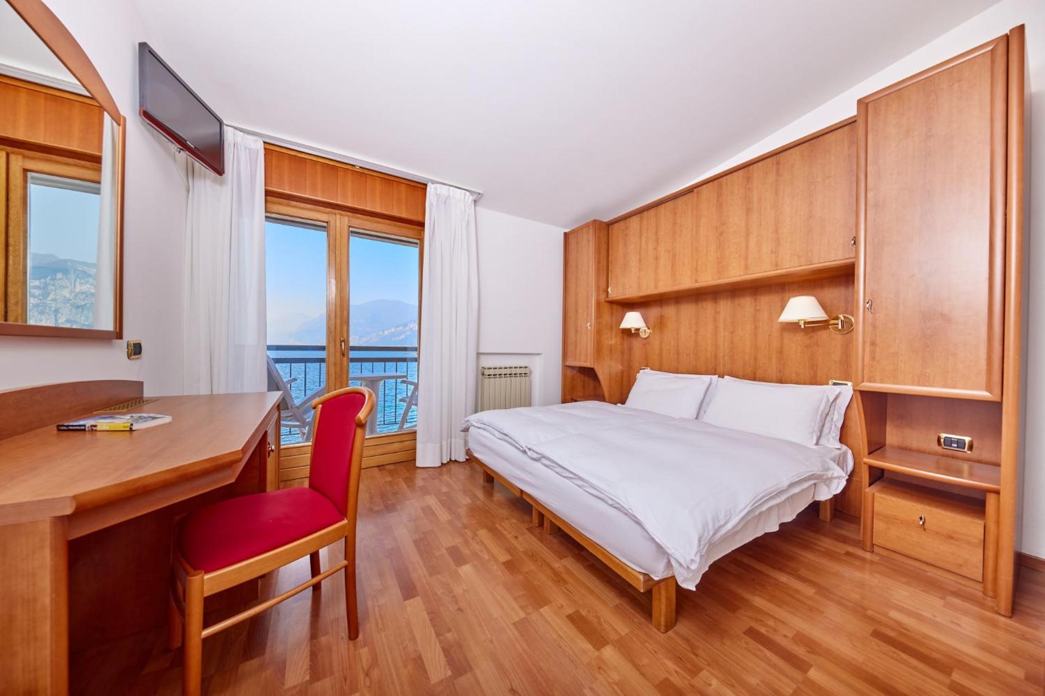 Double Room with Balcony and Lake View photo 3