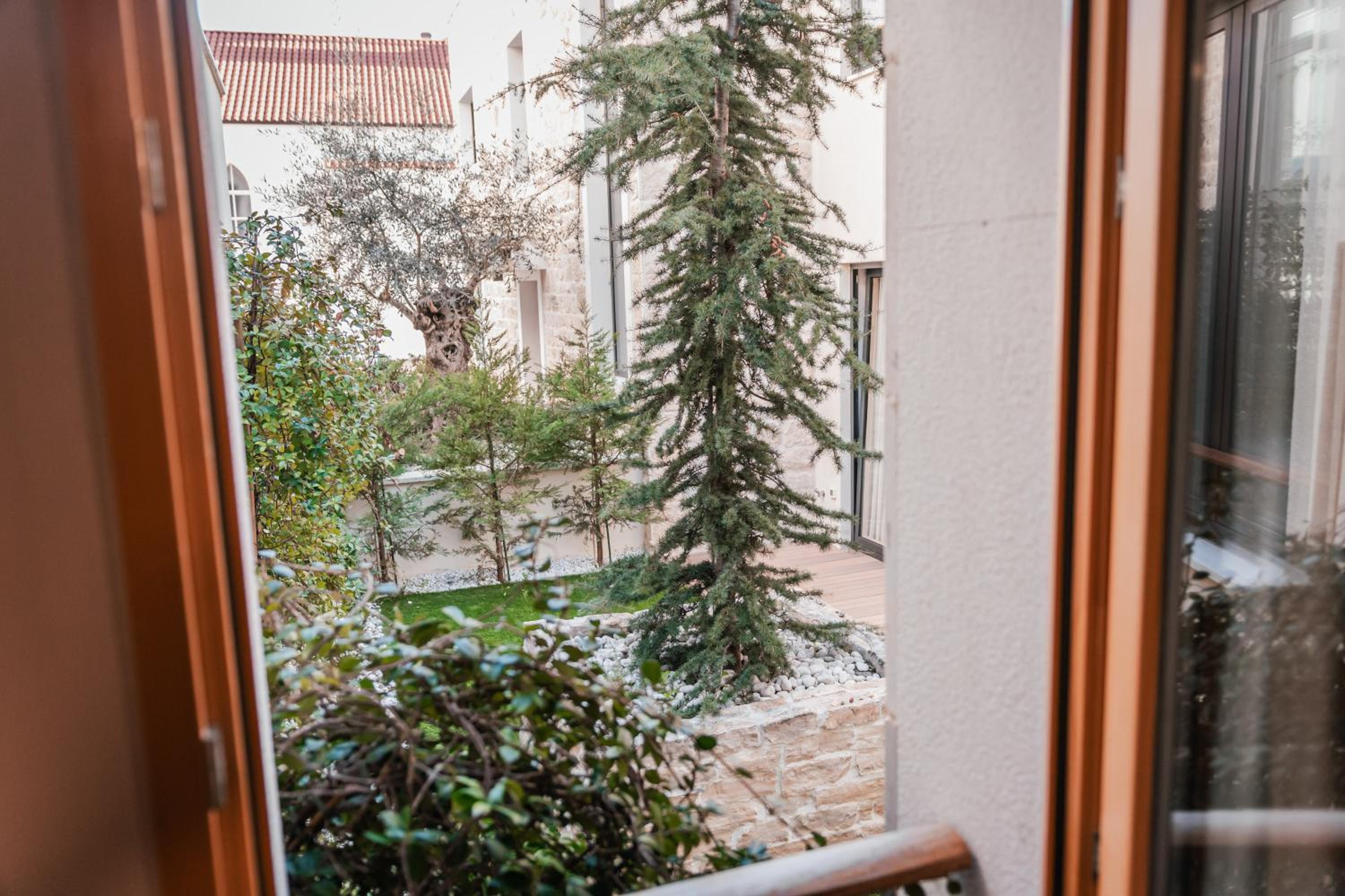 Standard Double or Twin Room with Garden View - Photo 3