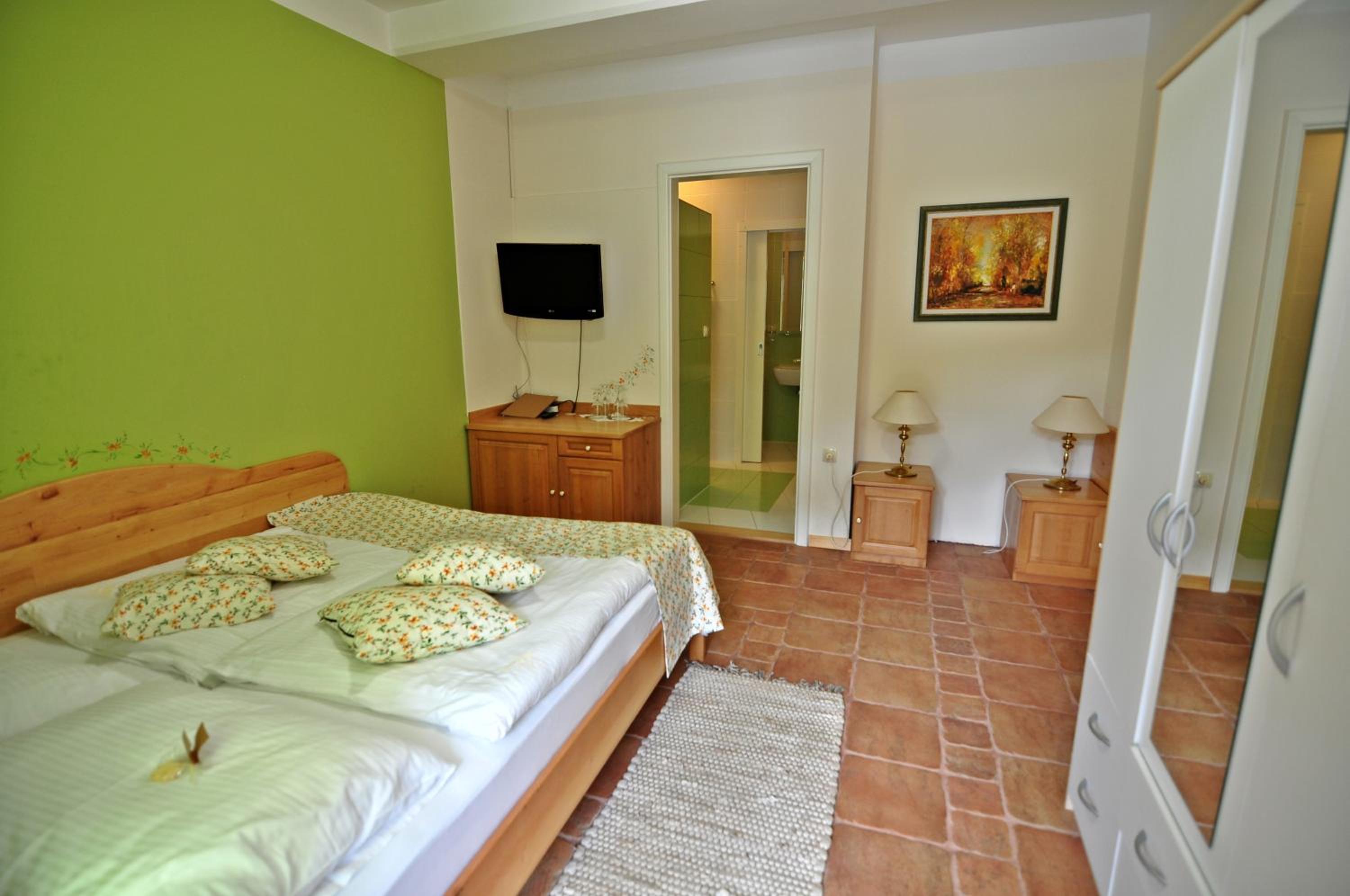 Economy Double or Twin Room photo 3