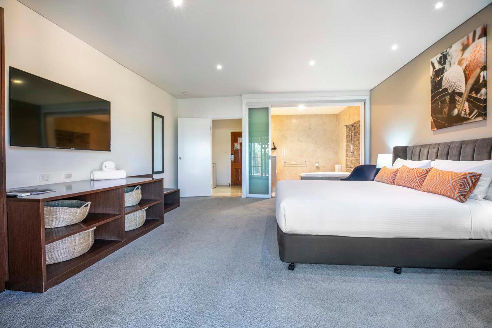 Superior King Room with Spa Bath photo 3
