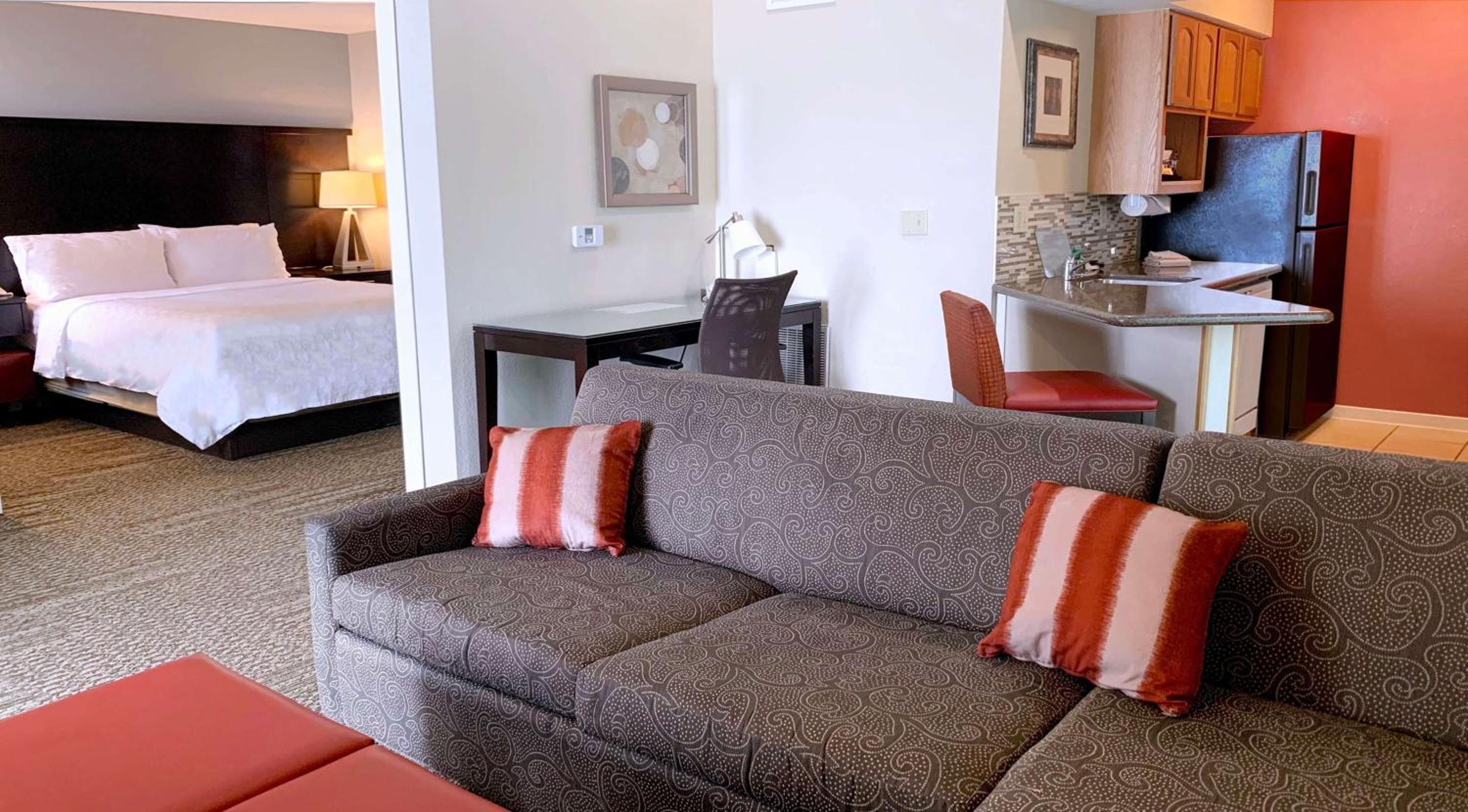 One-Bedroom Queen Suite with Bathtub - Mobility Accessible - Photo 6