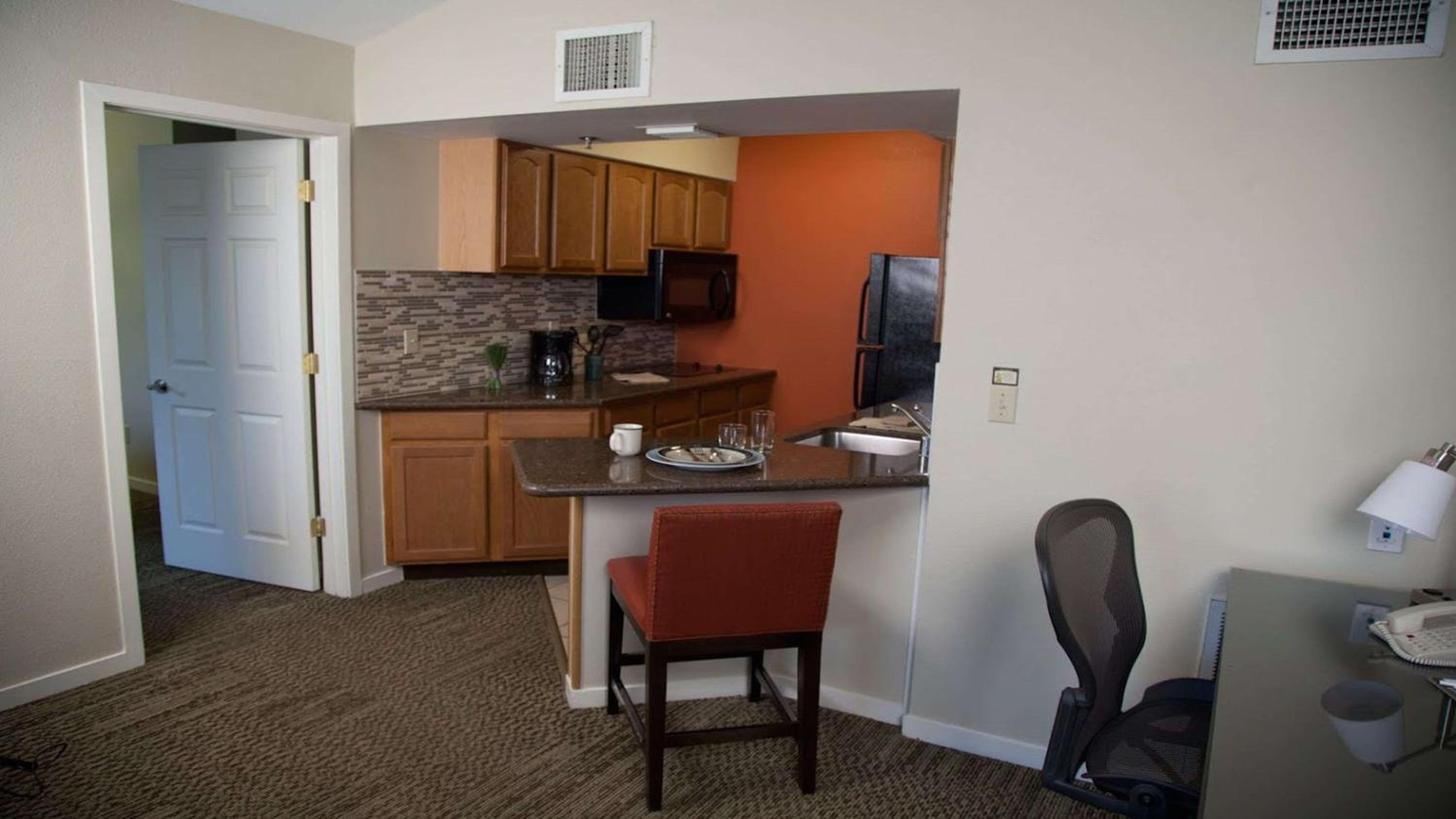 One-Bedroom Queen Suite with Roll-In Shower - Mobility Accessible - Photo 2