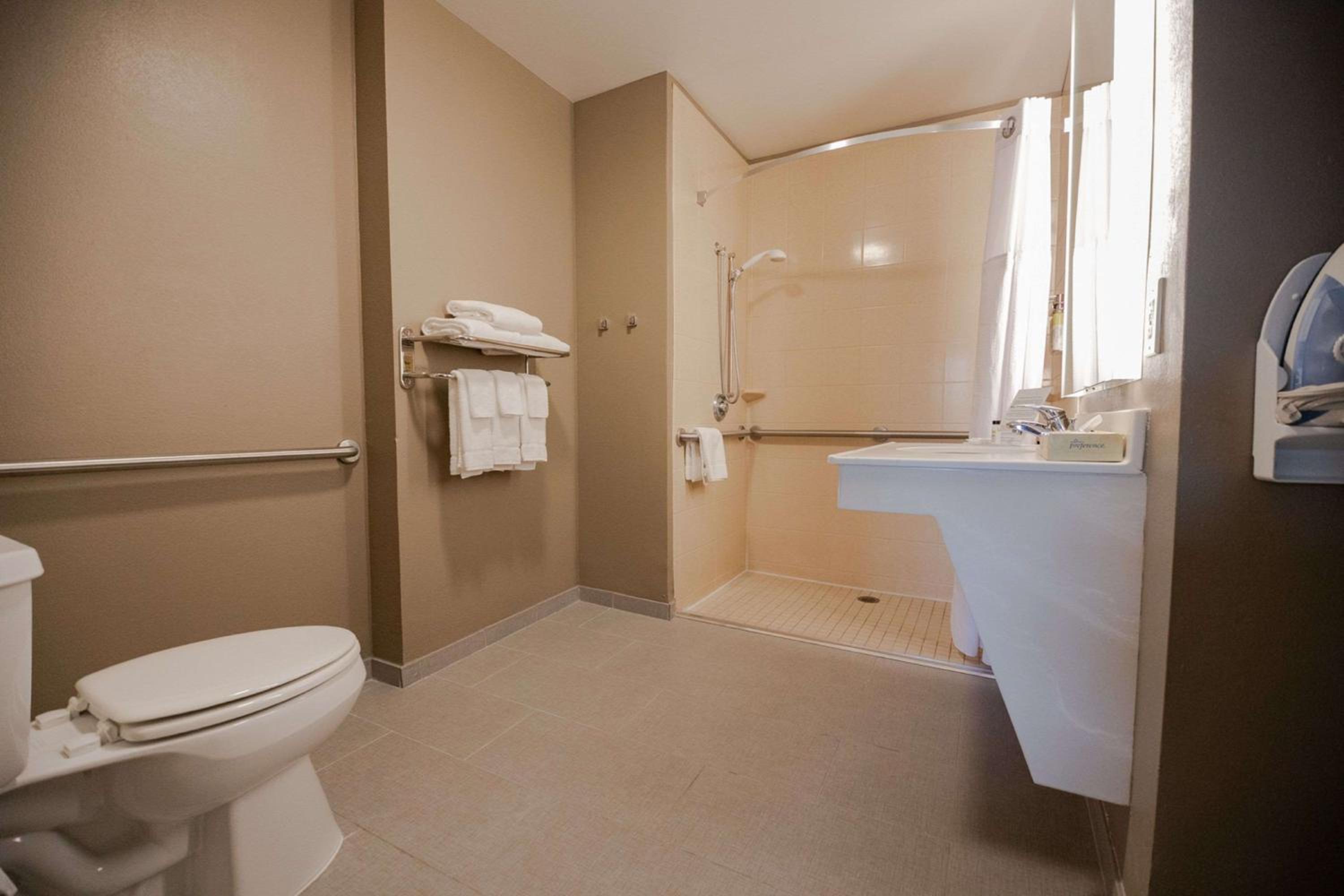 One-Bedroom Queen Suite with Roll-In Shower - Mobility Accessible - Photo 5