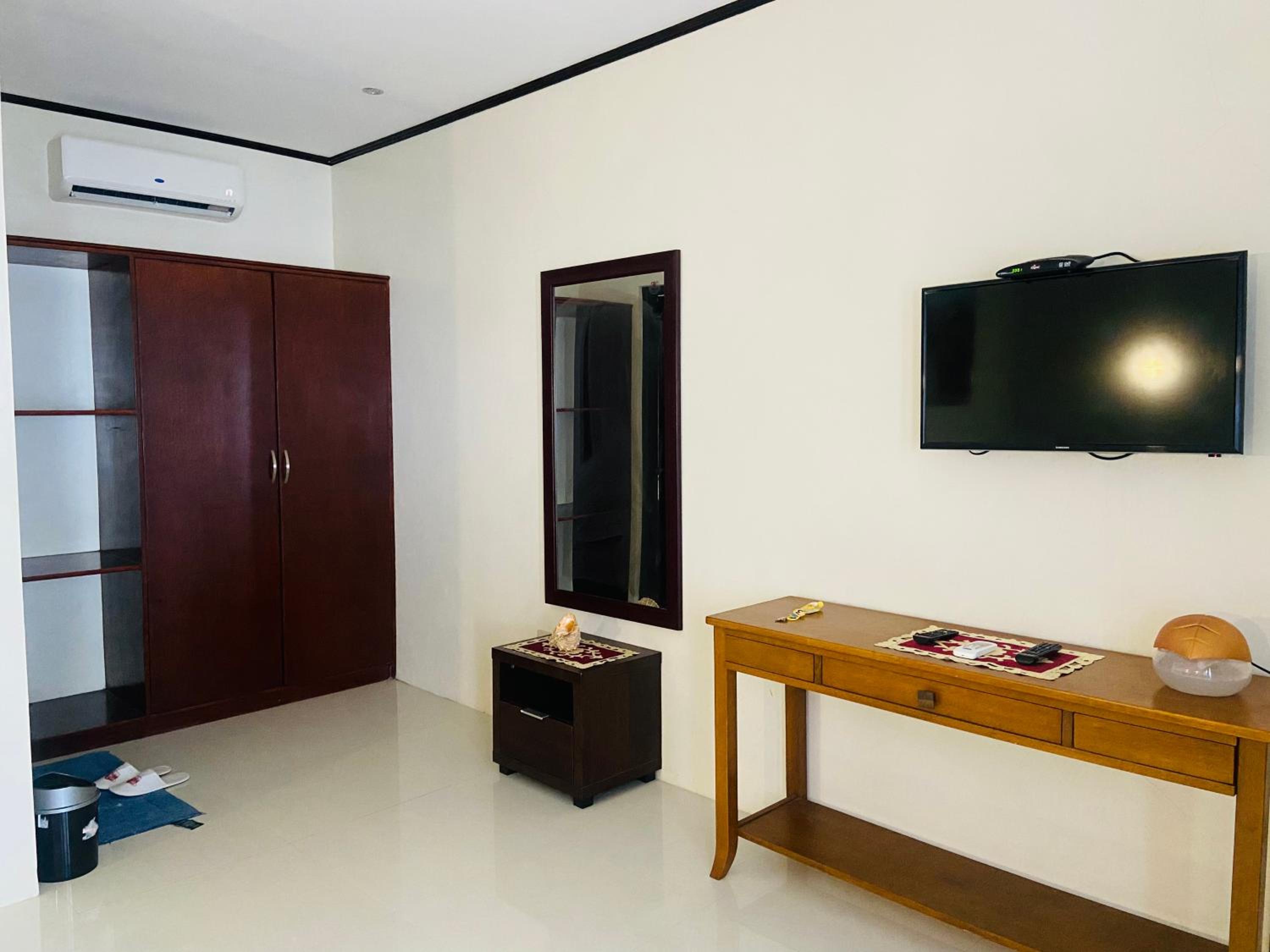 Deluxe King Room - Photo 8