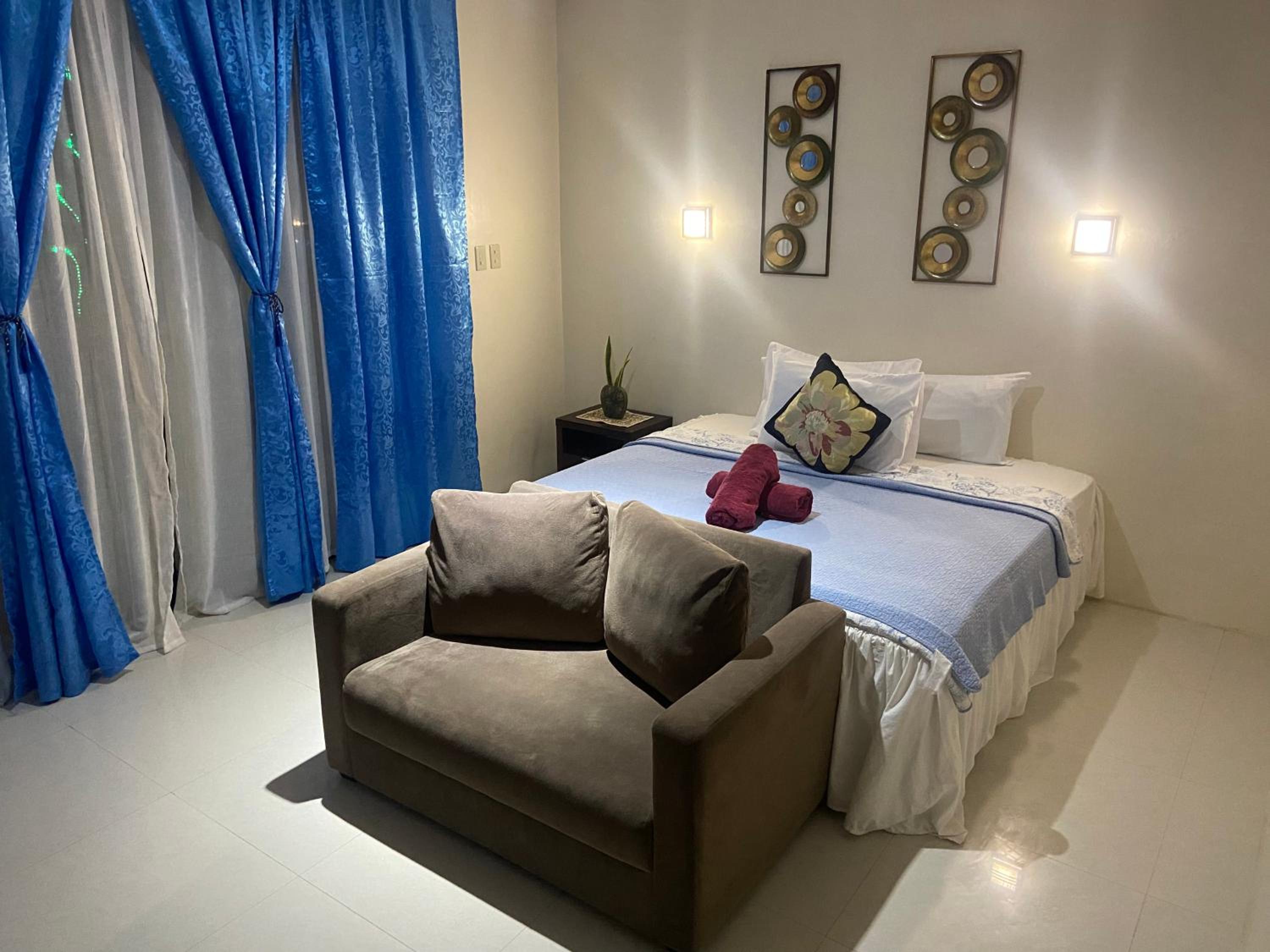 Deluxe King Room - Photo 9