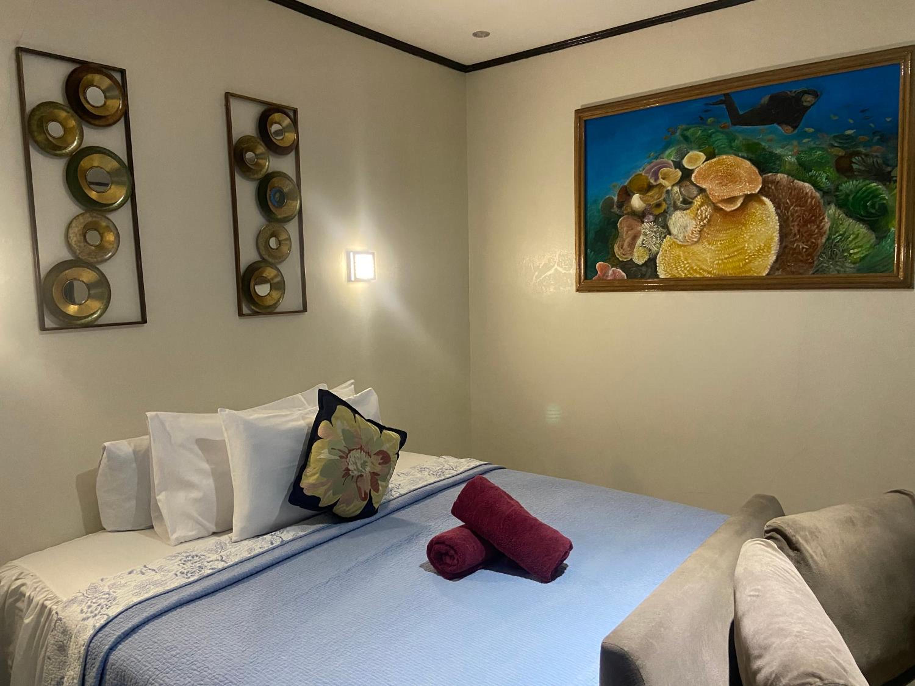Deluxe King Room - Photo 10