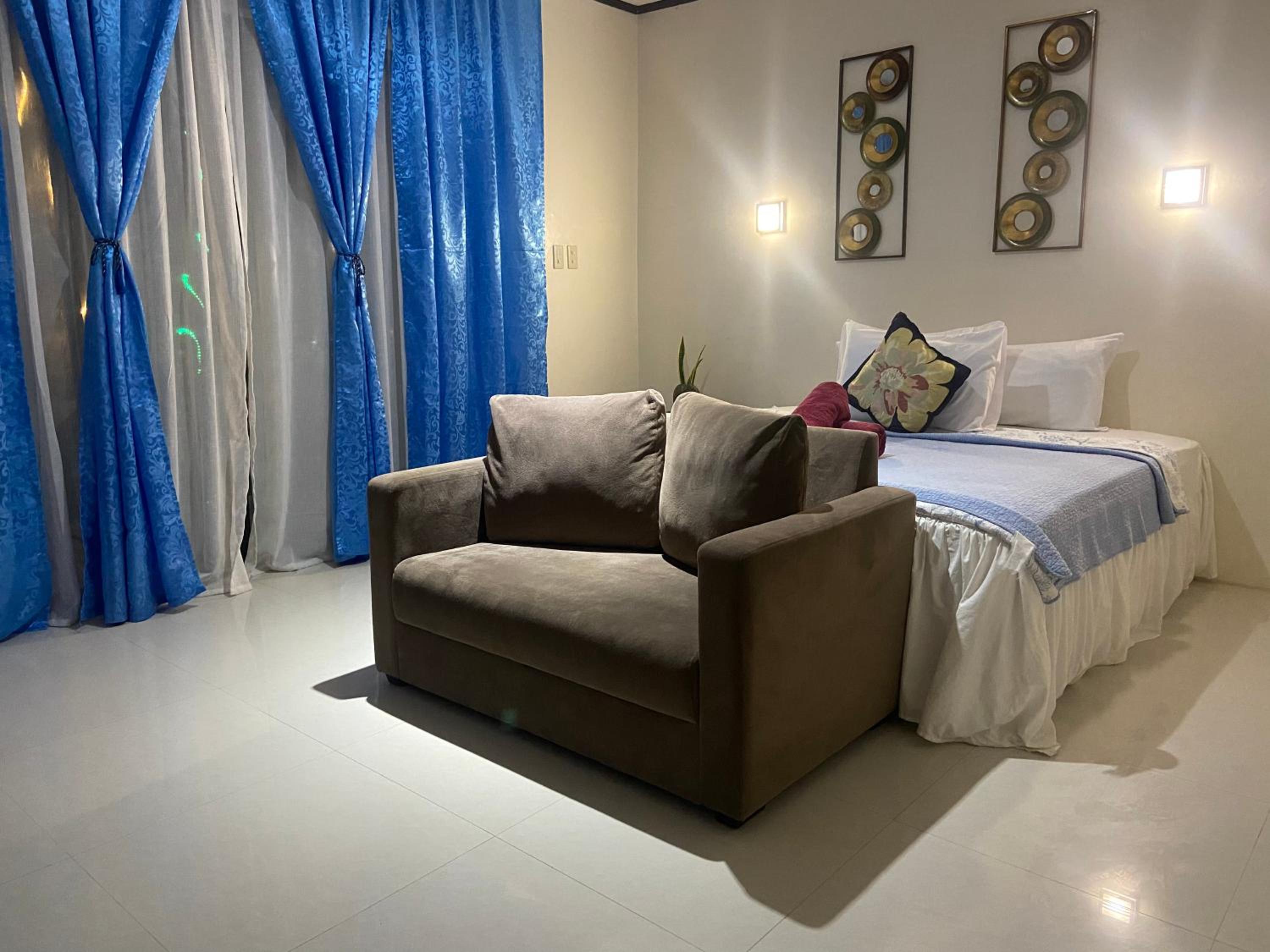 Deluxe King Room - Photo 11