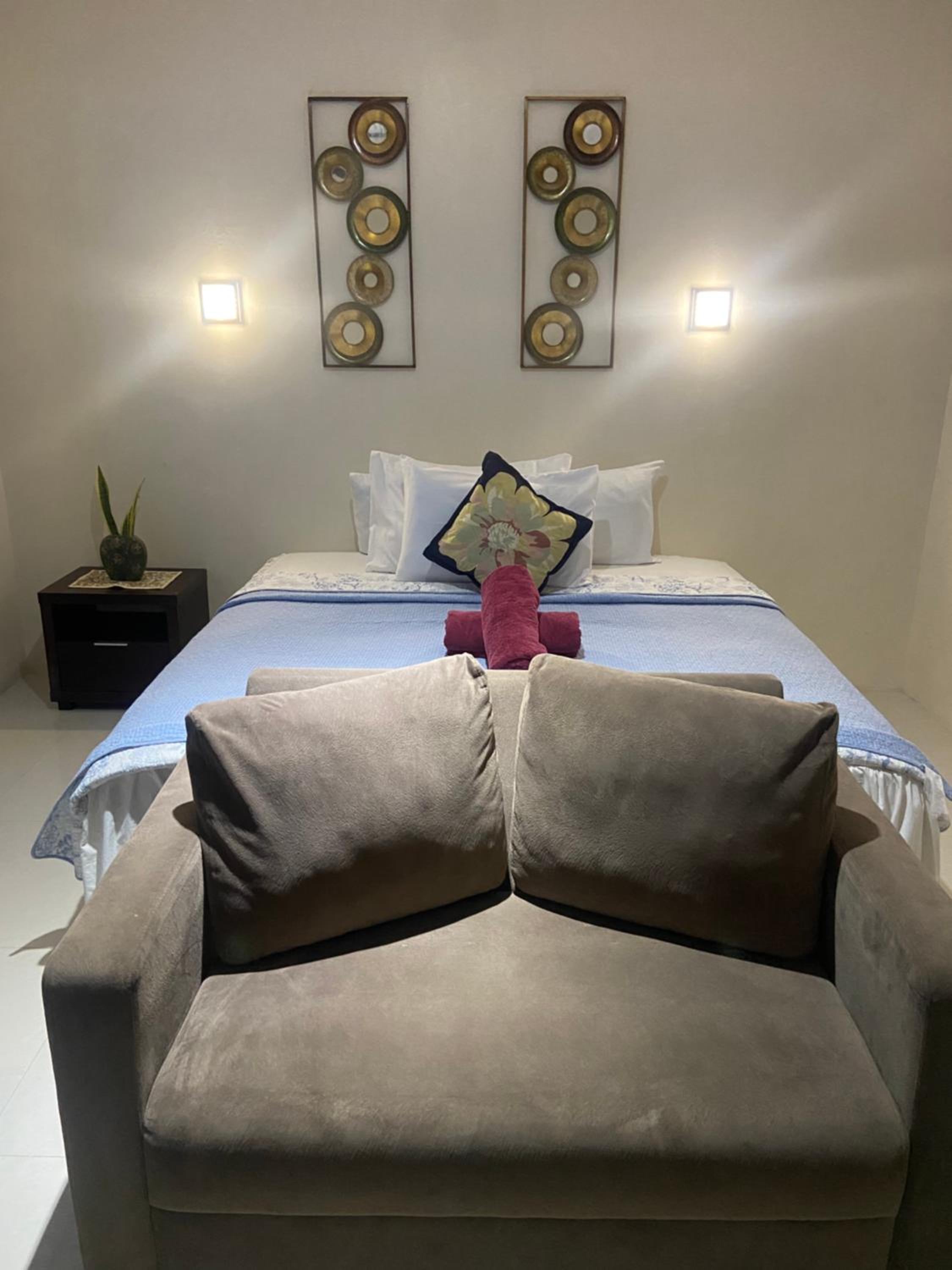Deluxe King Room - Photo 13