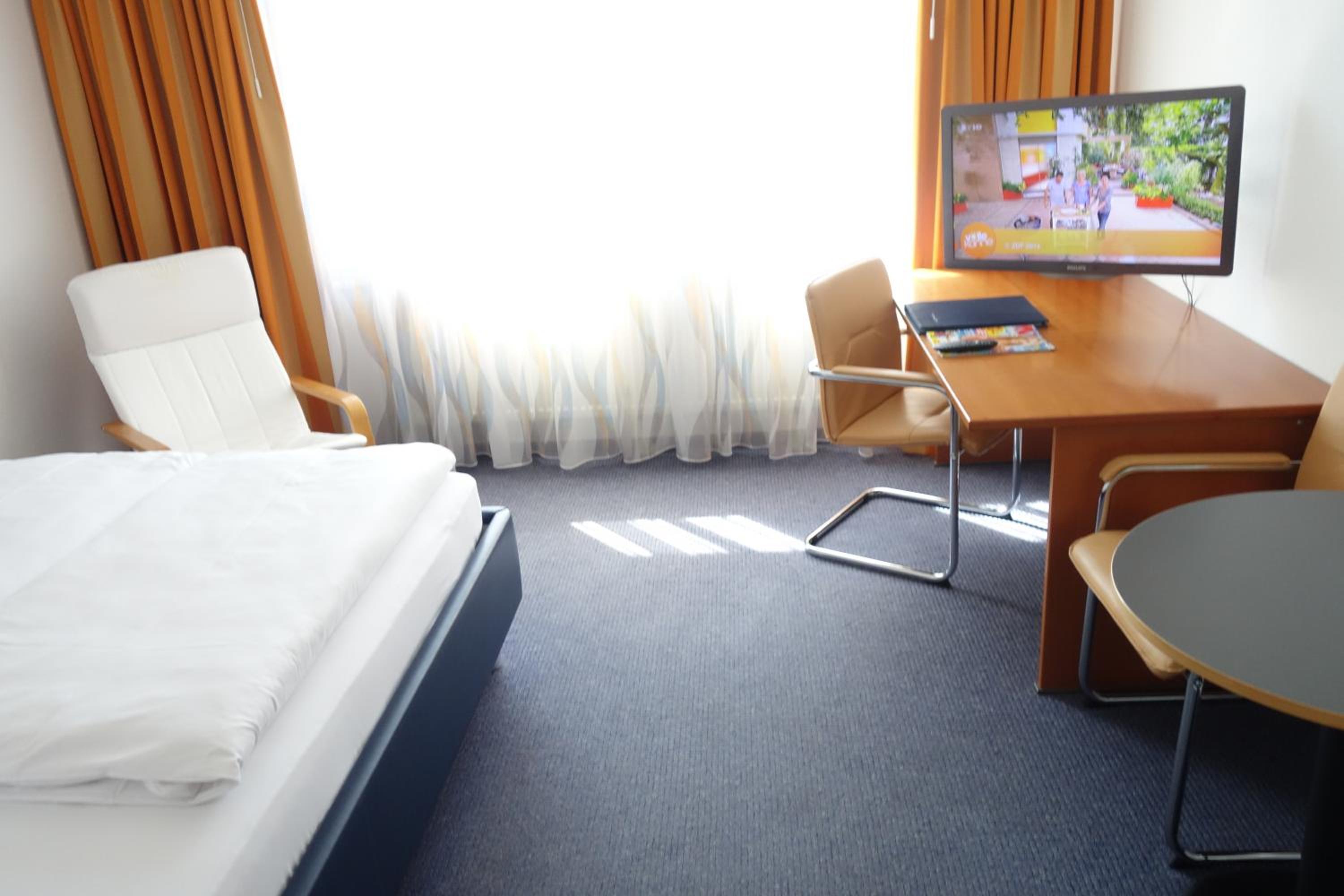 Double Room with queensize bed - Photo 2