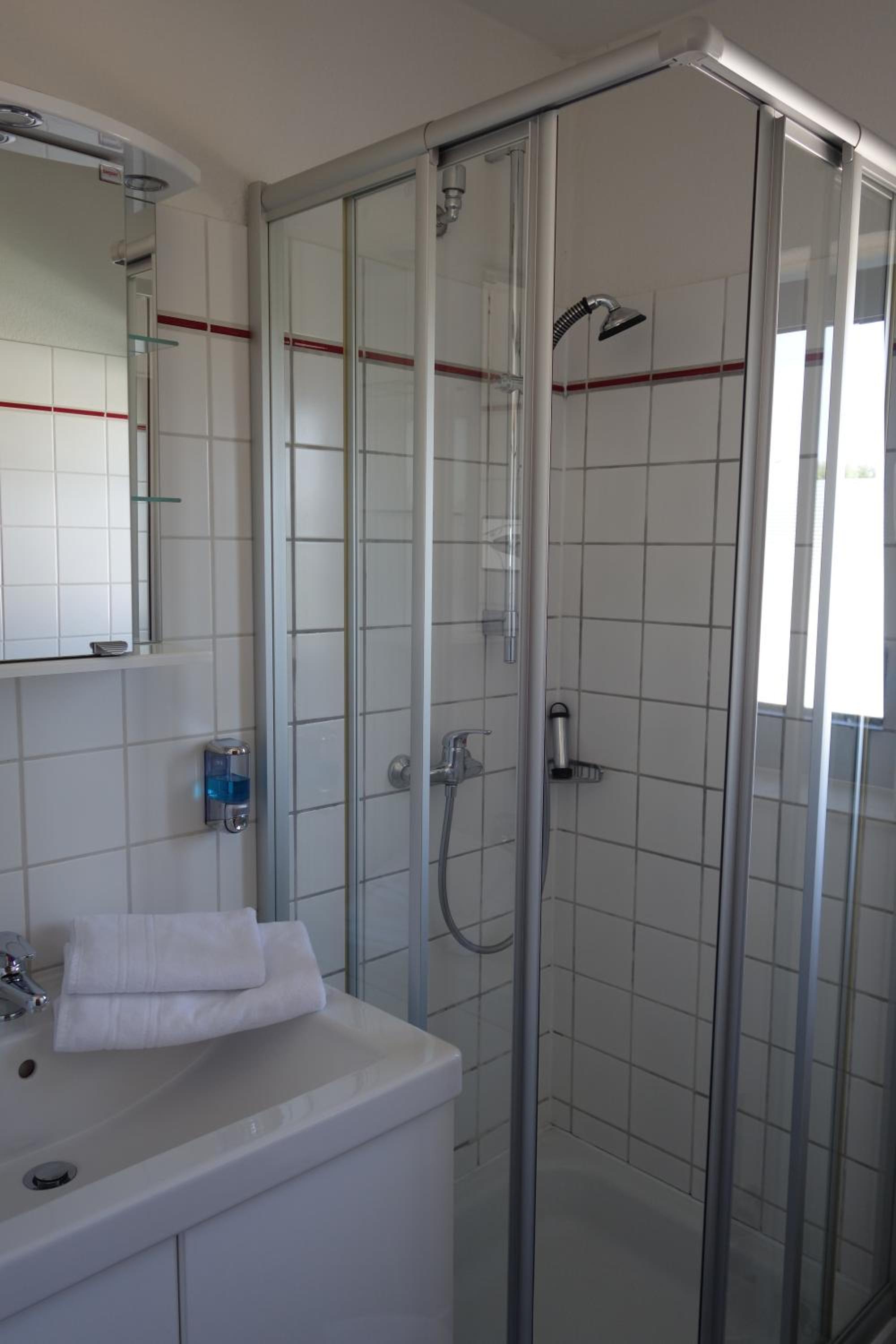 Double Room with queensize bed - Photo 3