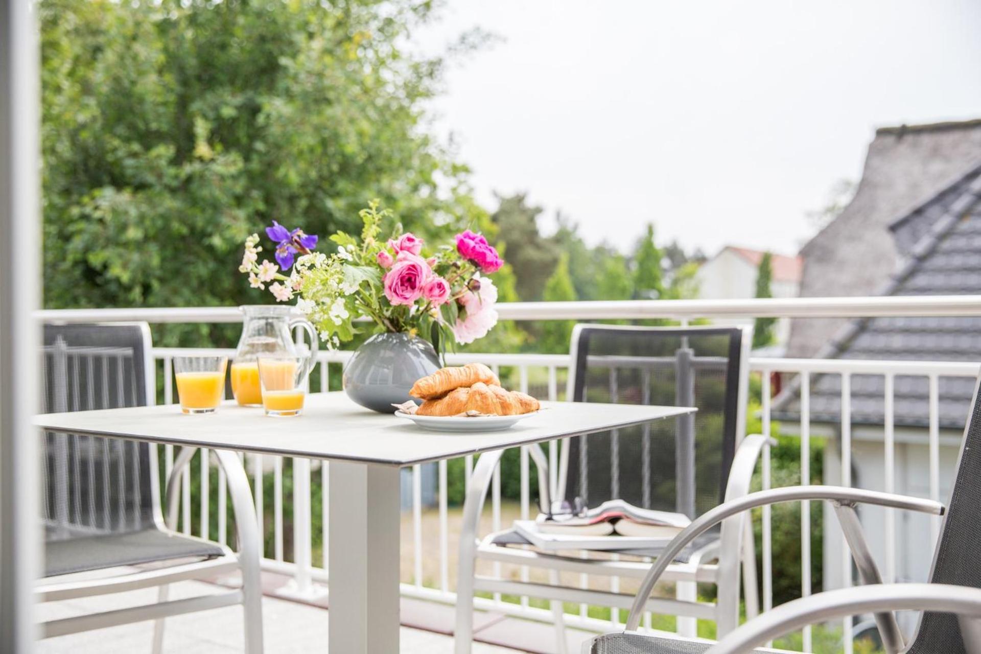 Apartment with Balcony photo 2