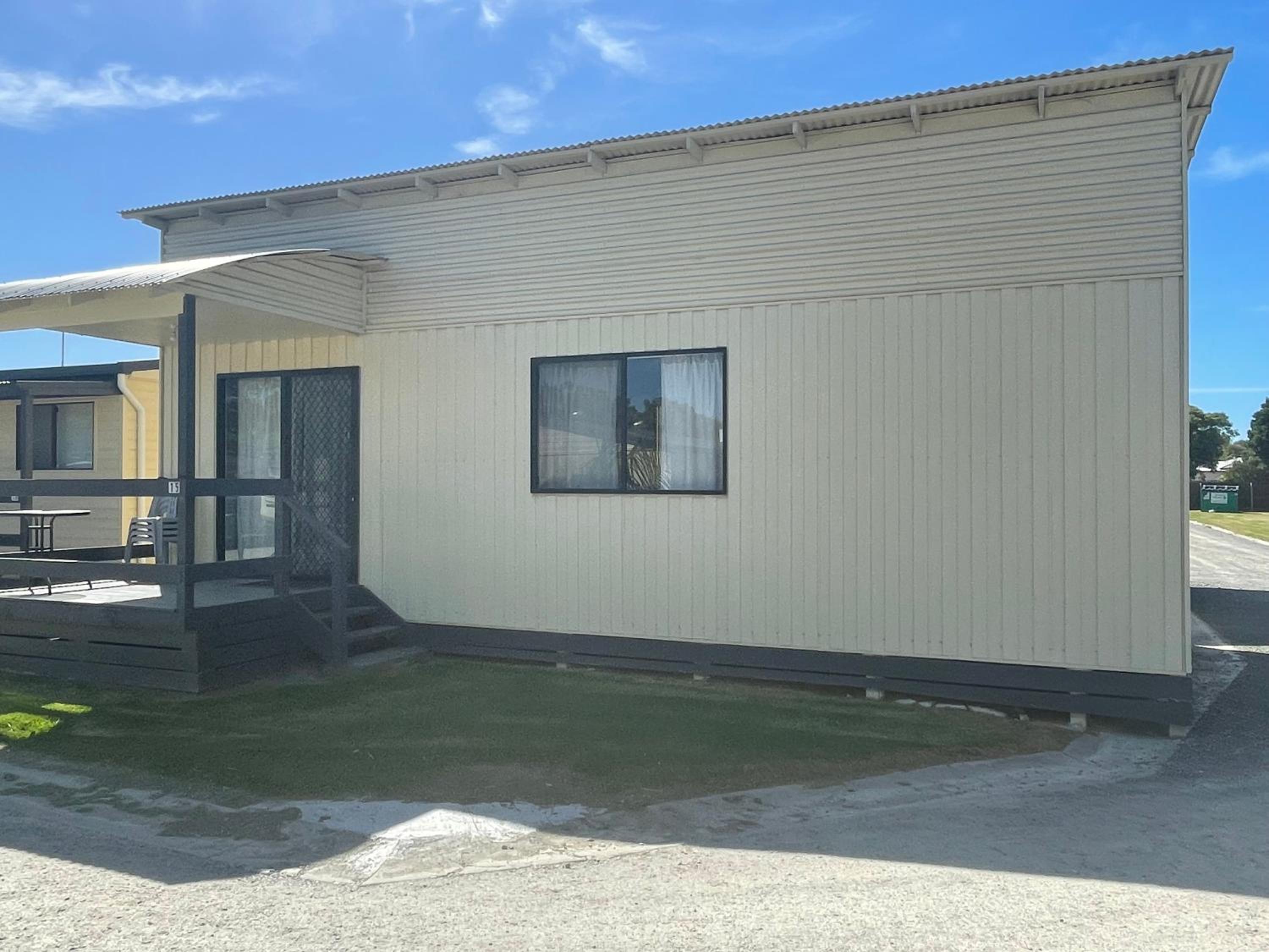 Large - Self Contained Two Bedroom Family Cabin - Photo 17