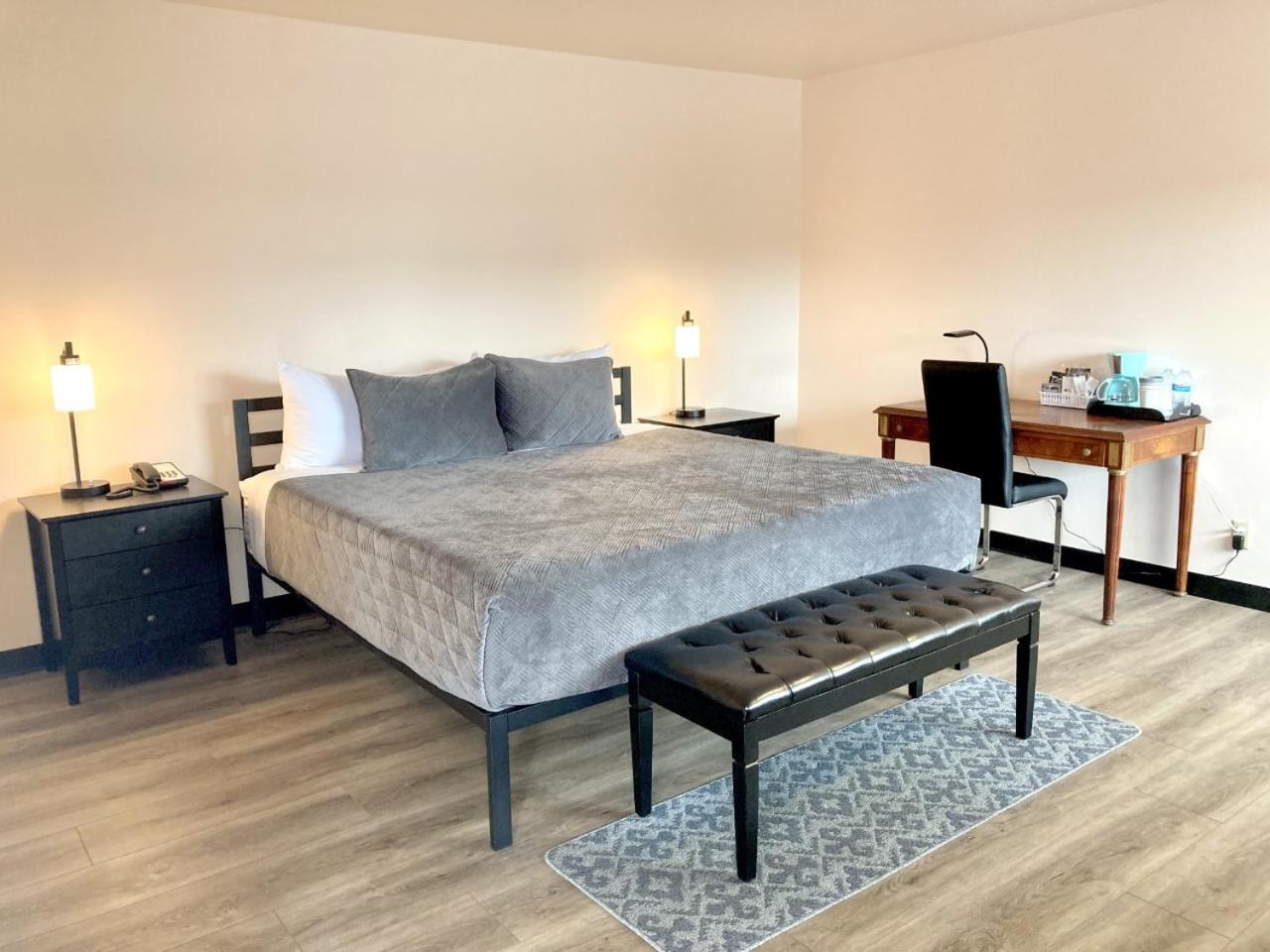 Deluxe King Room - Photo 3