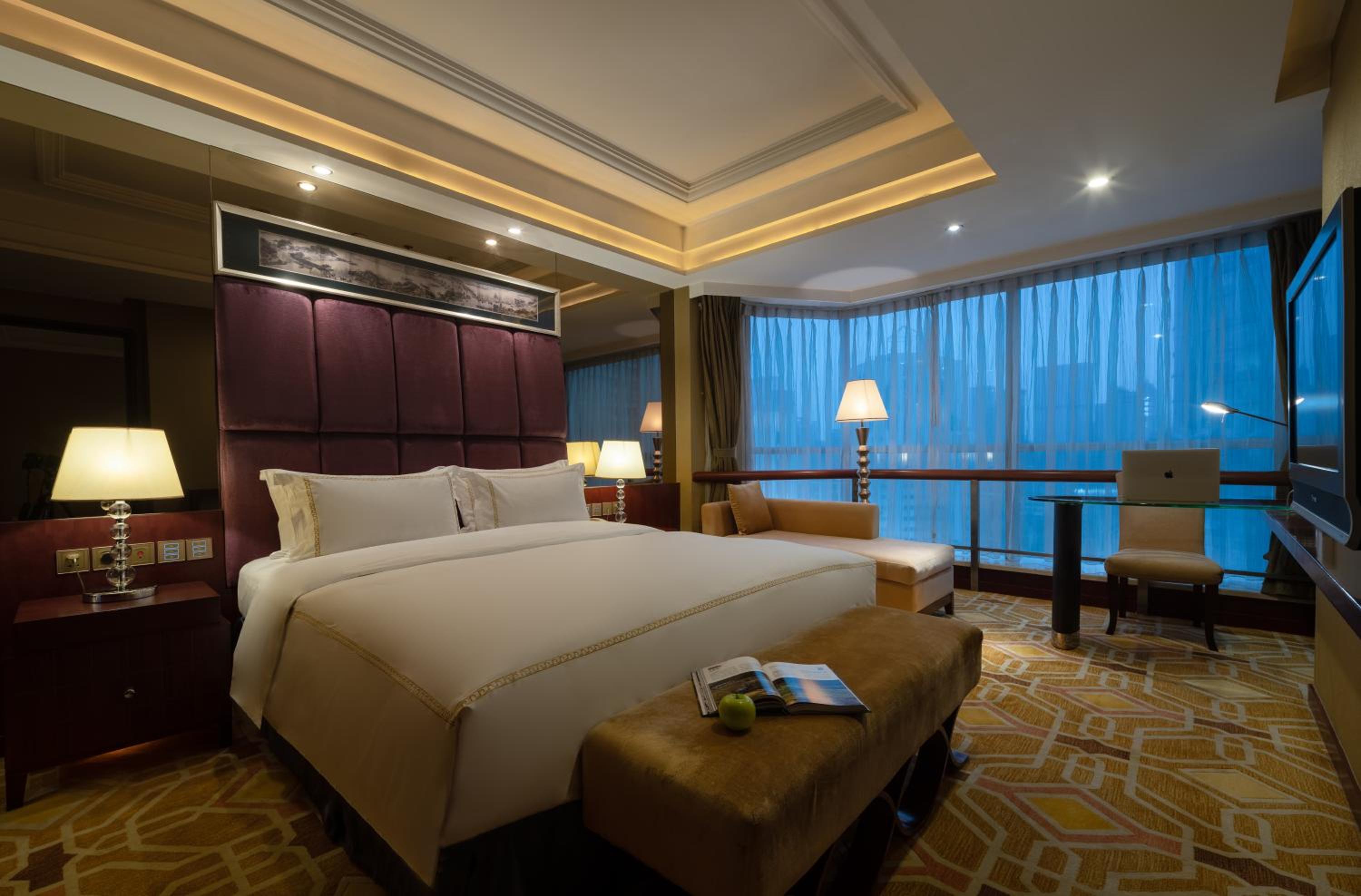 Executive Suite - Photo 1