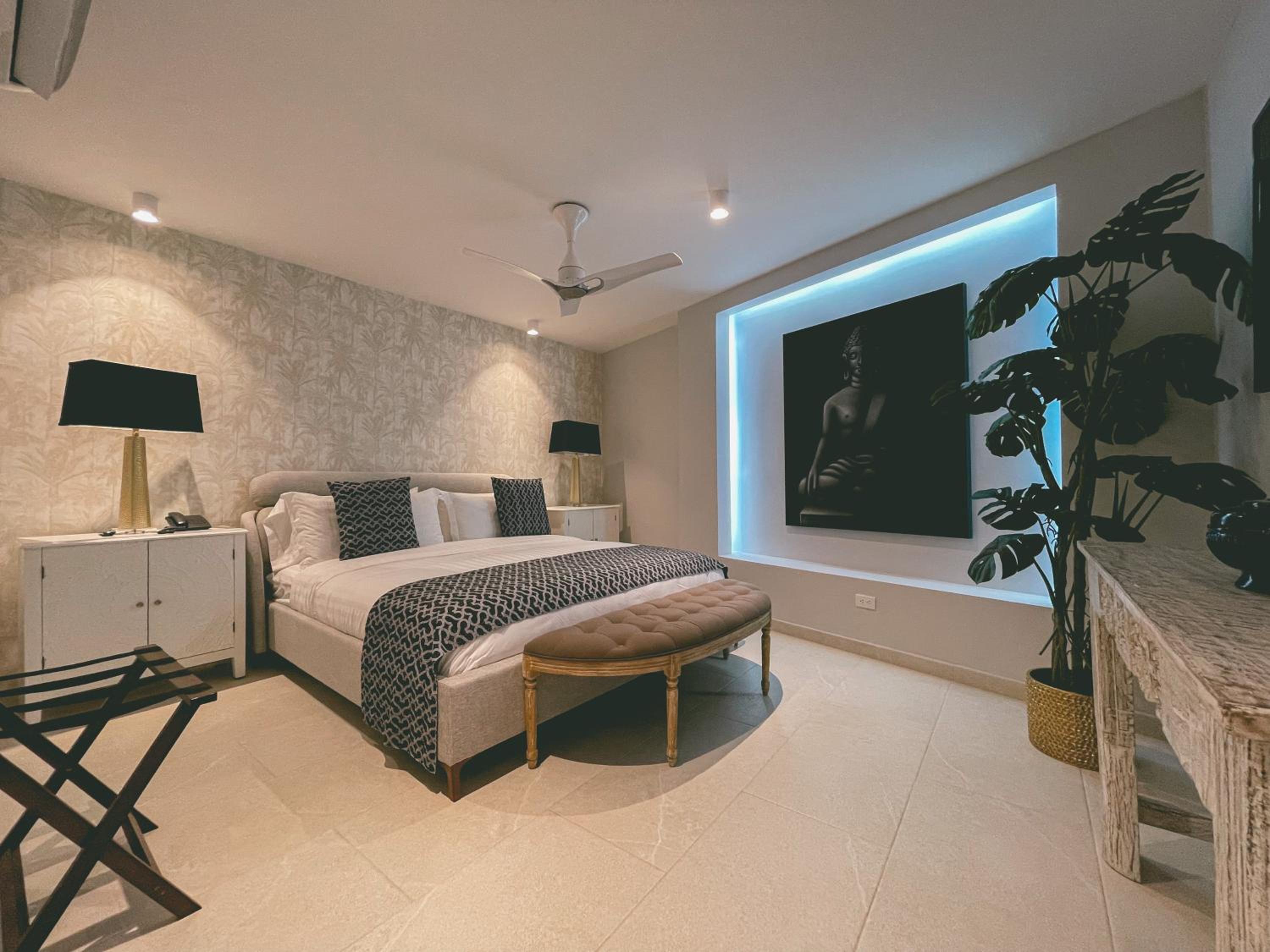 Suite - Photo 25