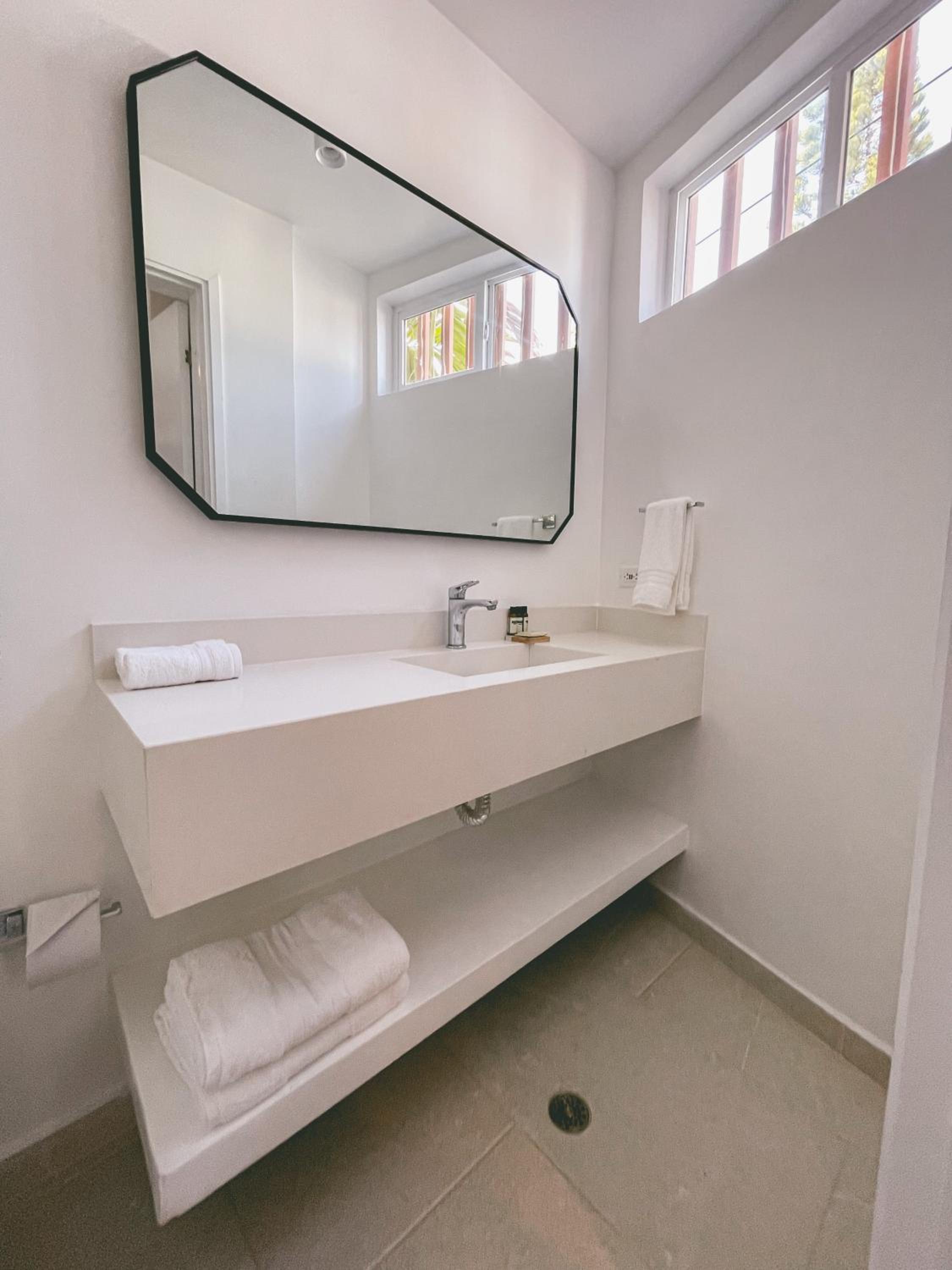 Suite - Photo 21