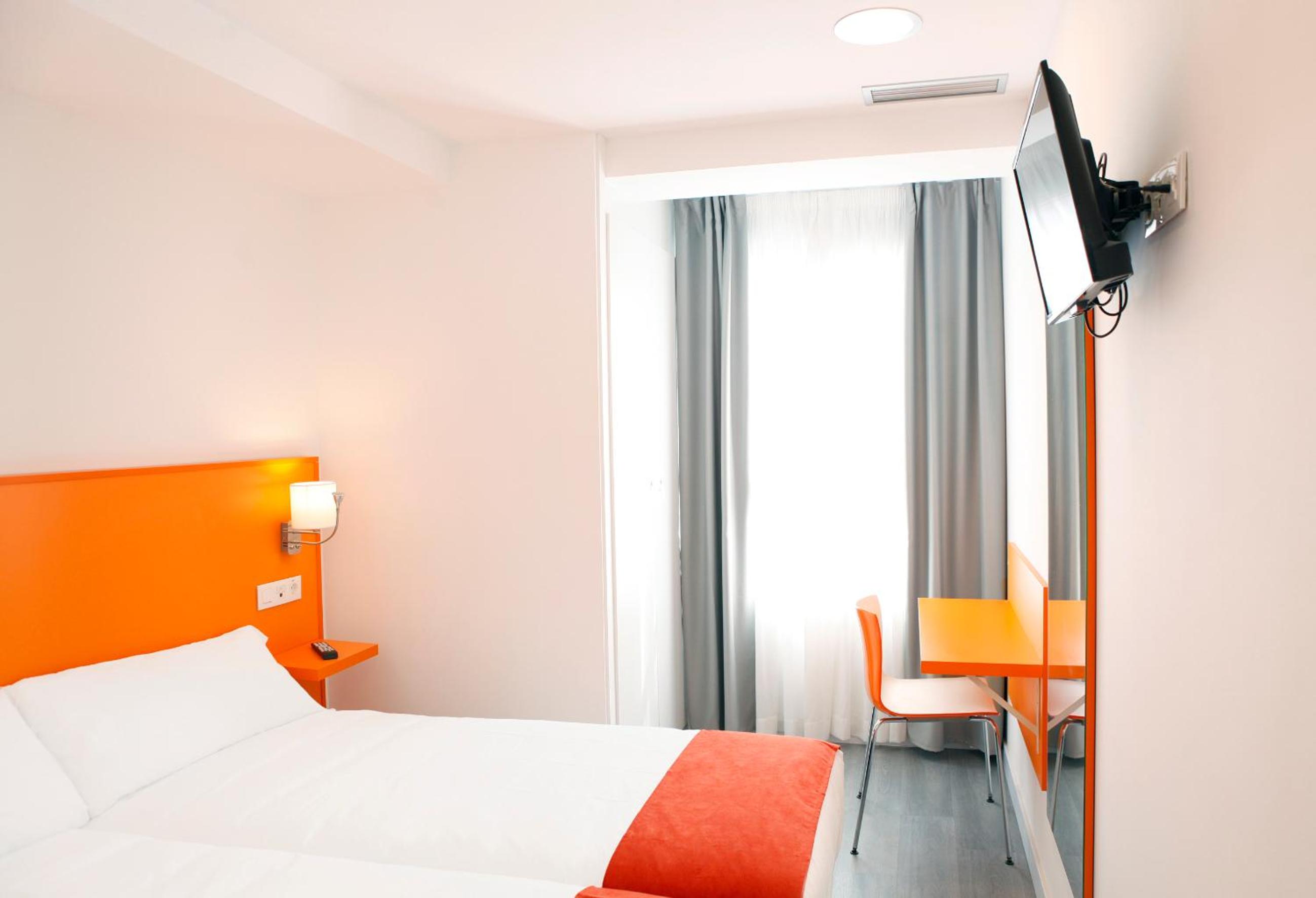 Twin Room - Photo 8