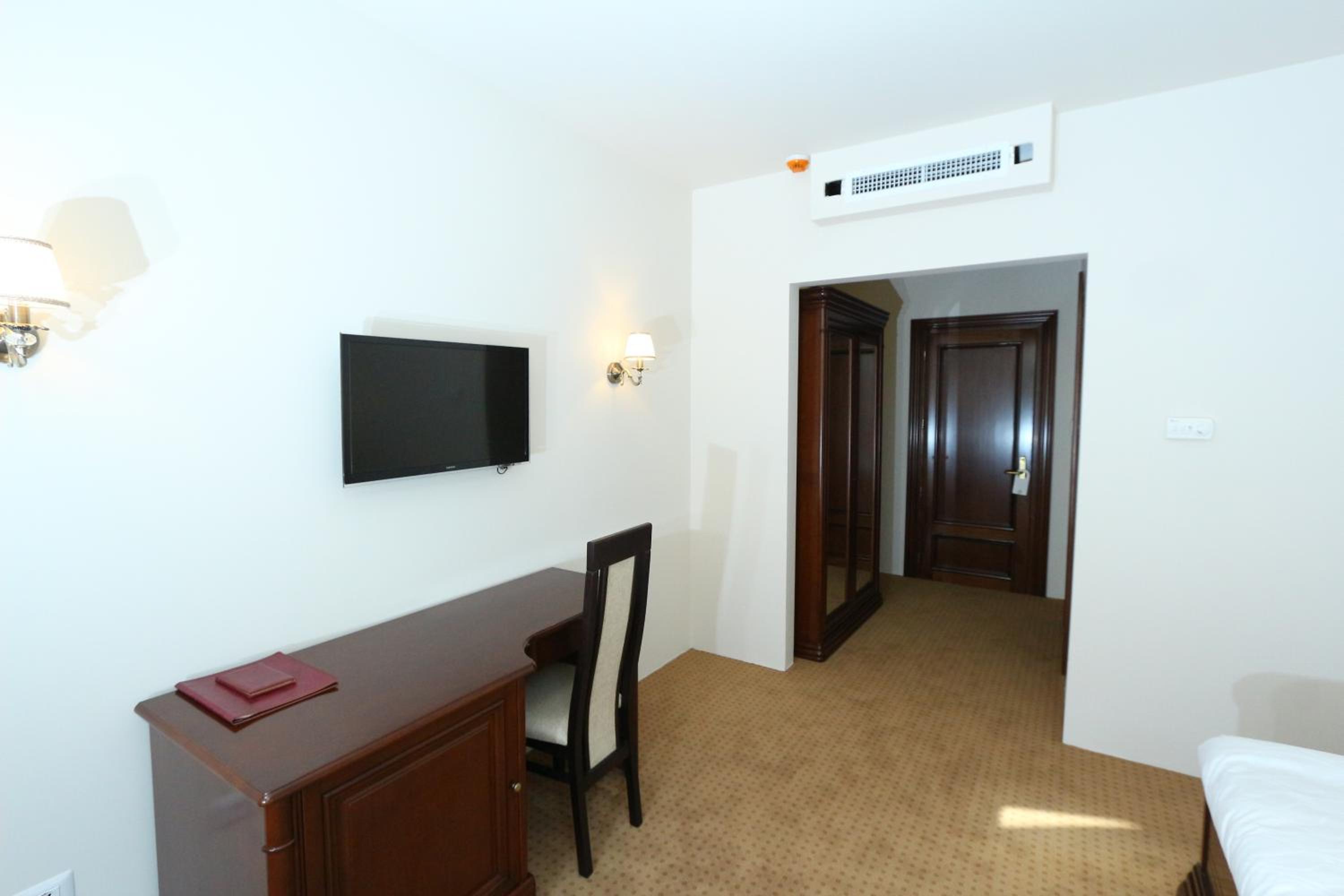 Double Room - Photo 2