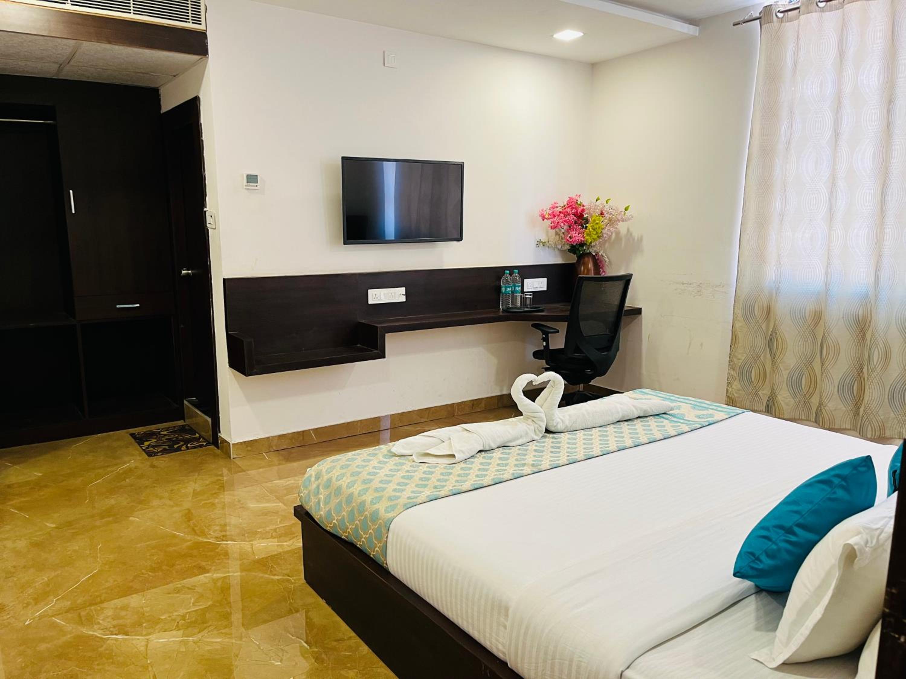 Suite - Photo 13