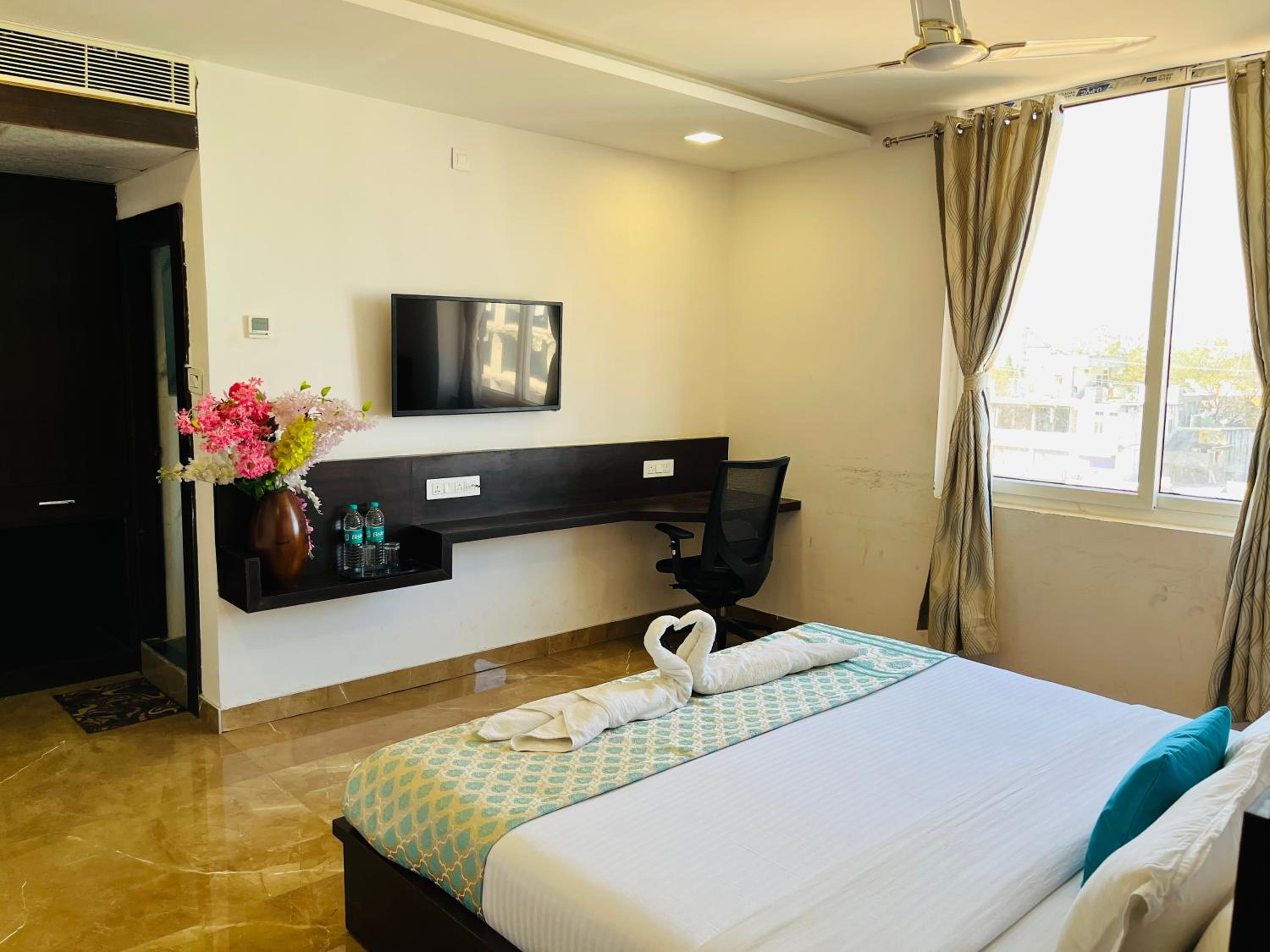 Deluxe Room - Photo 10