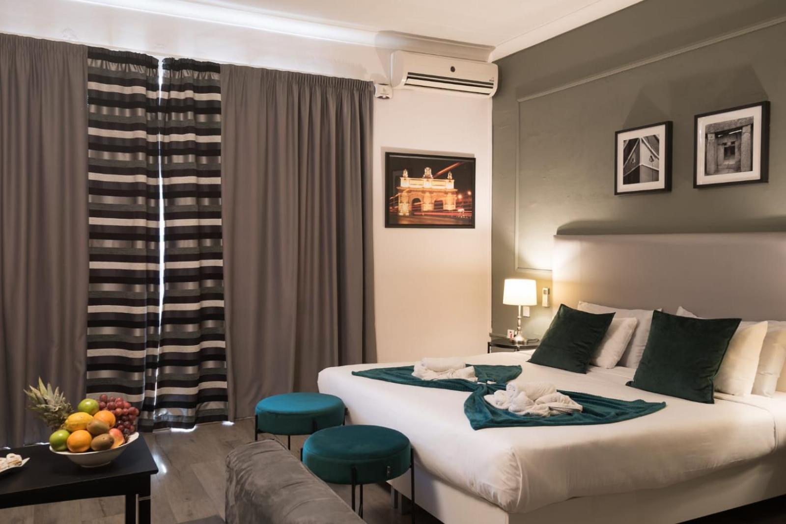 Double or Twin Room with Balcony and Sea View - Photo 15
