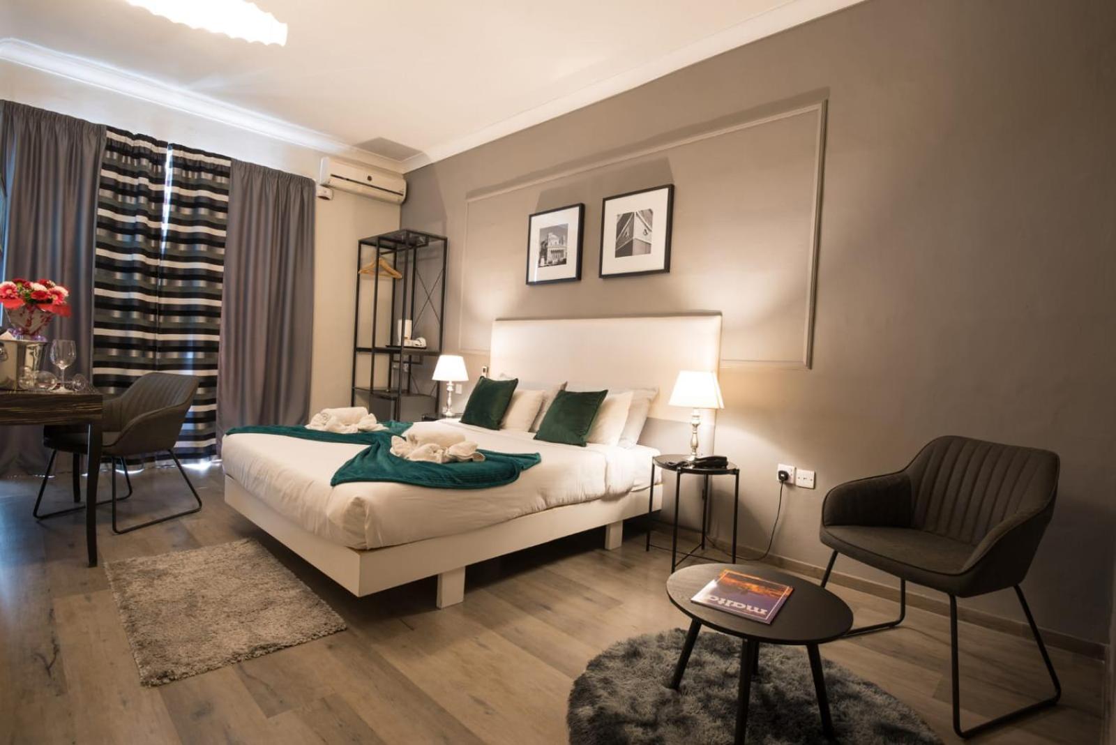 Double or Twin Room with Balcony and Sea View - Photo 16