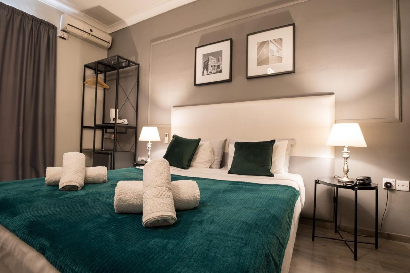 Double or Twin Room with Balcony and Sea View - Photo 18