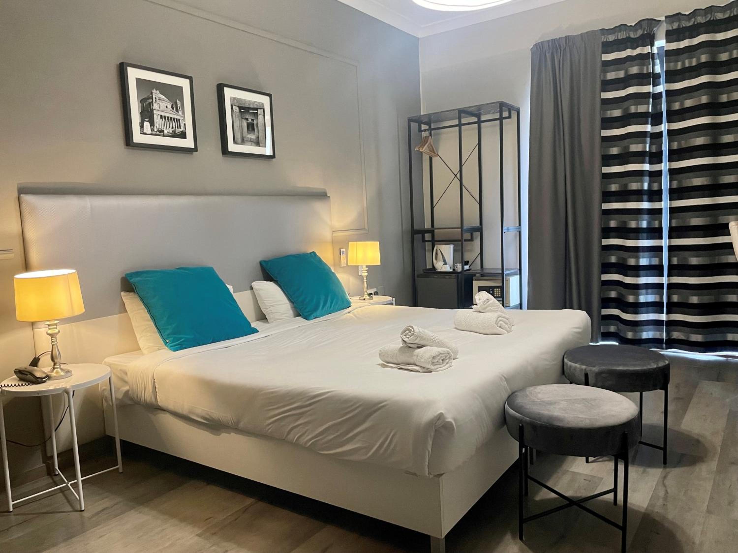 Double or Twin Room with Balcony and Sea View - Photo 22