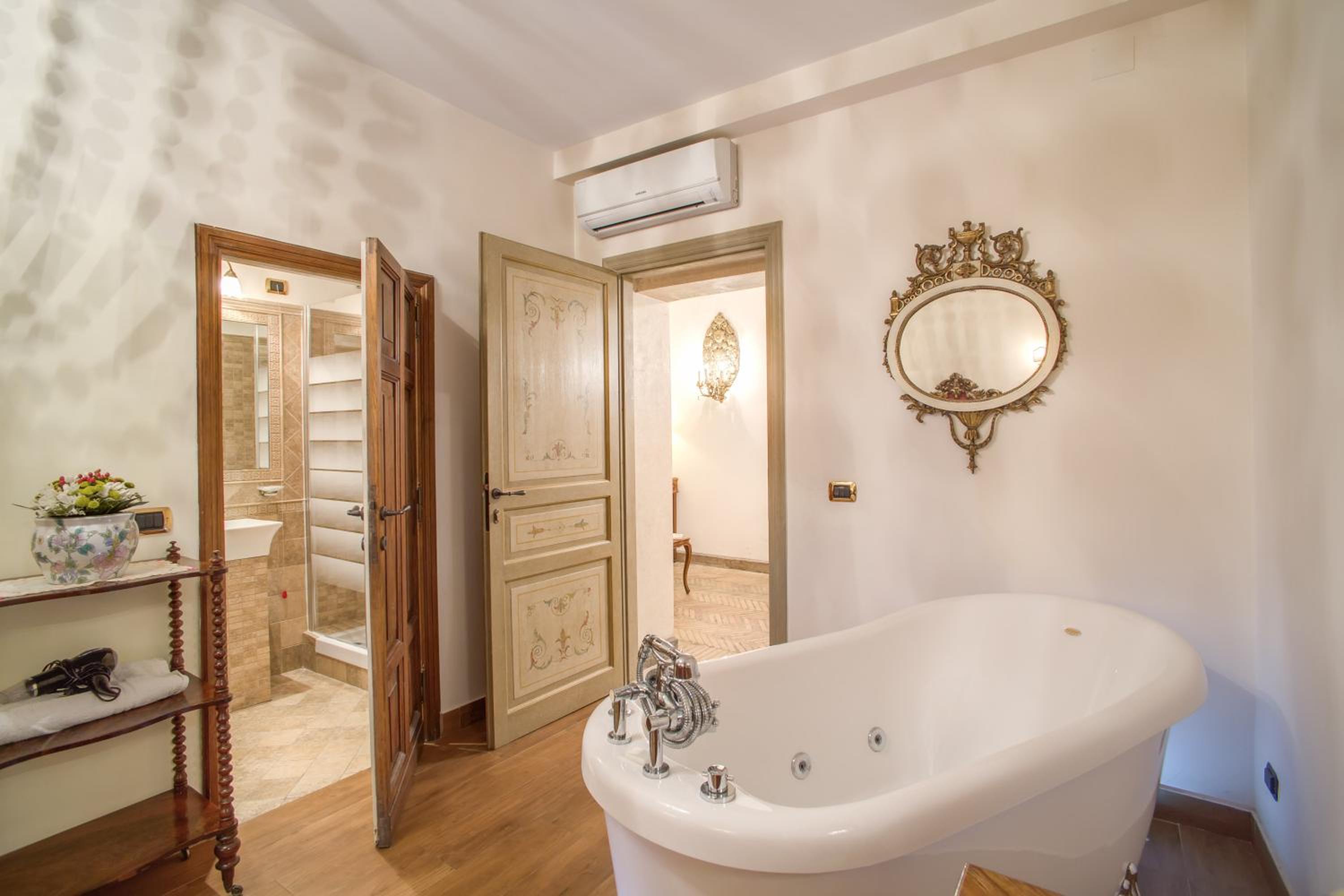 Junior Suite with Spa Bath photo 3