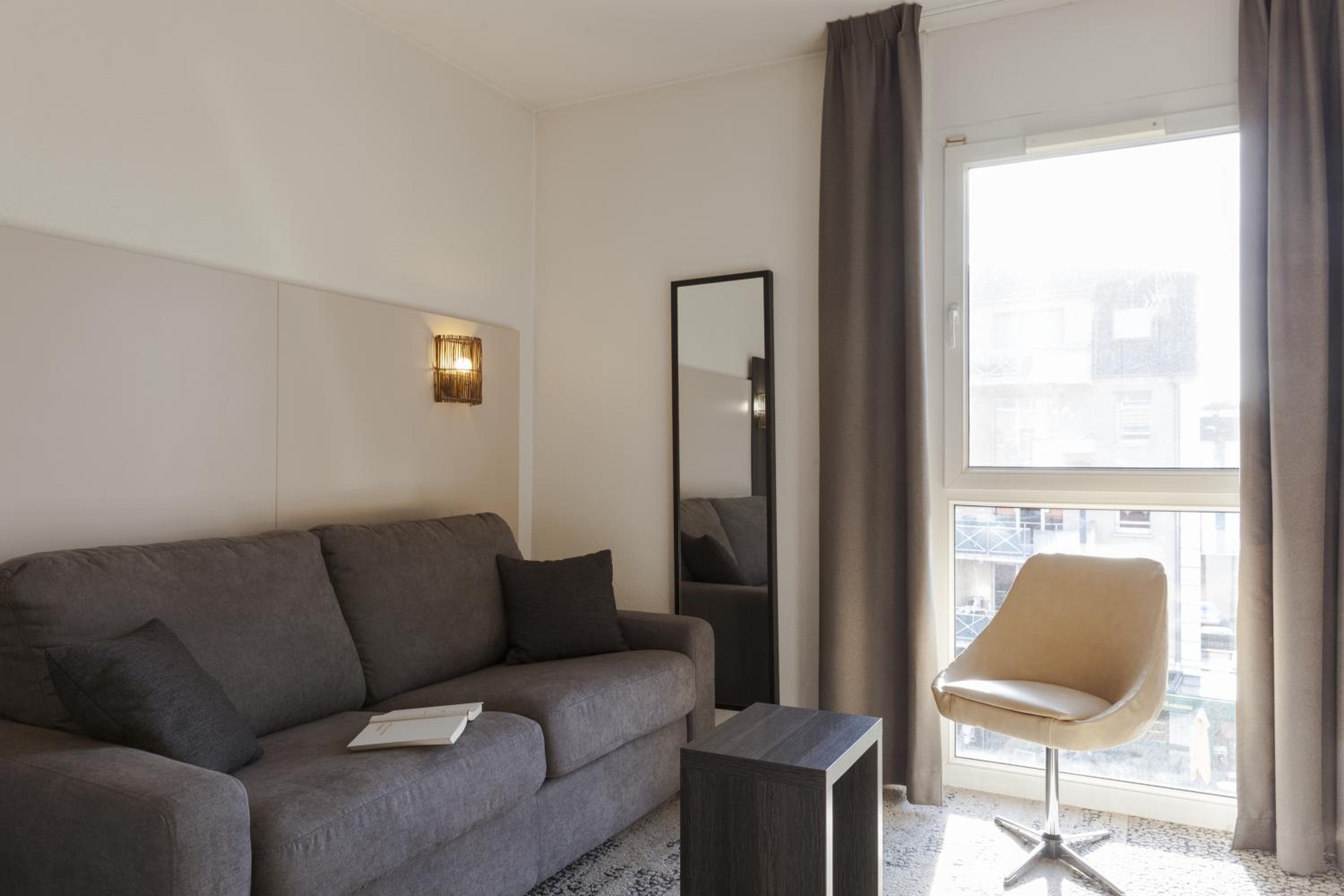 Family Room - Photo 4