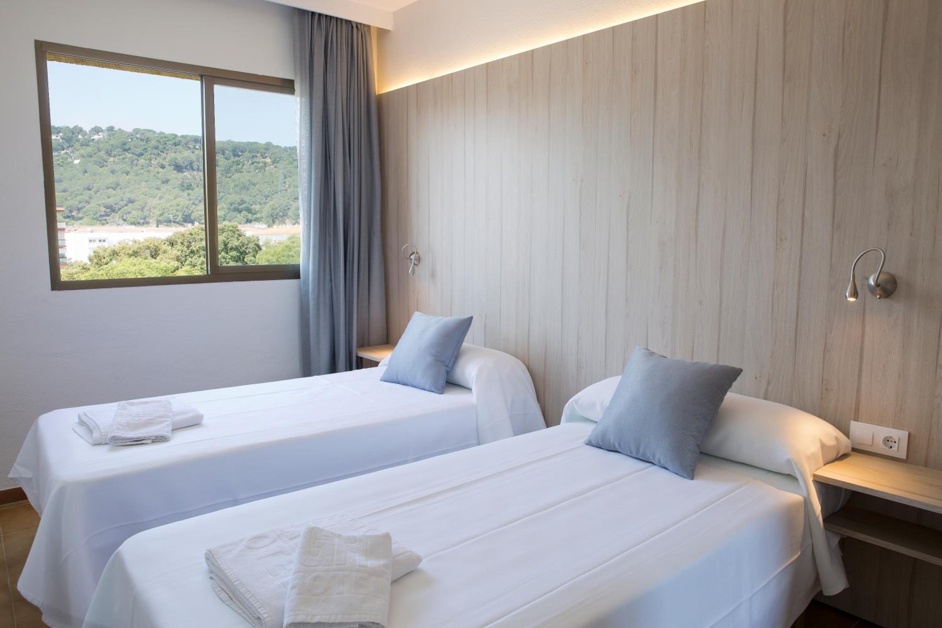 One-Bedroom Family Apartment with Balcony (2-5 Adults) - Photo 1