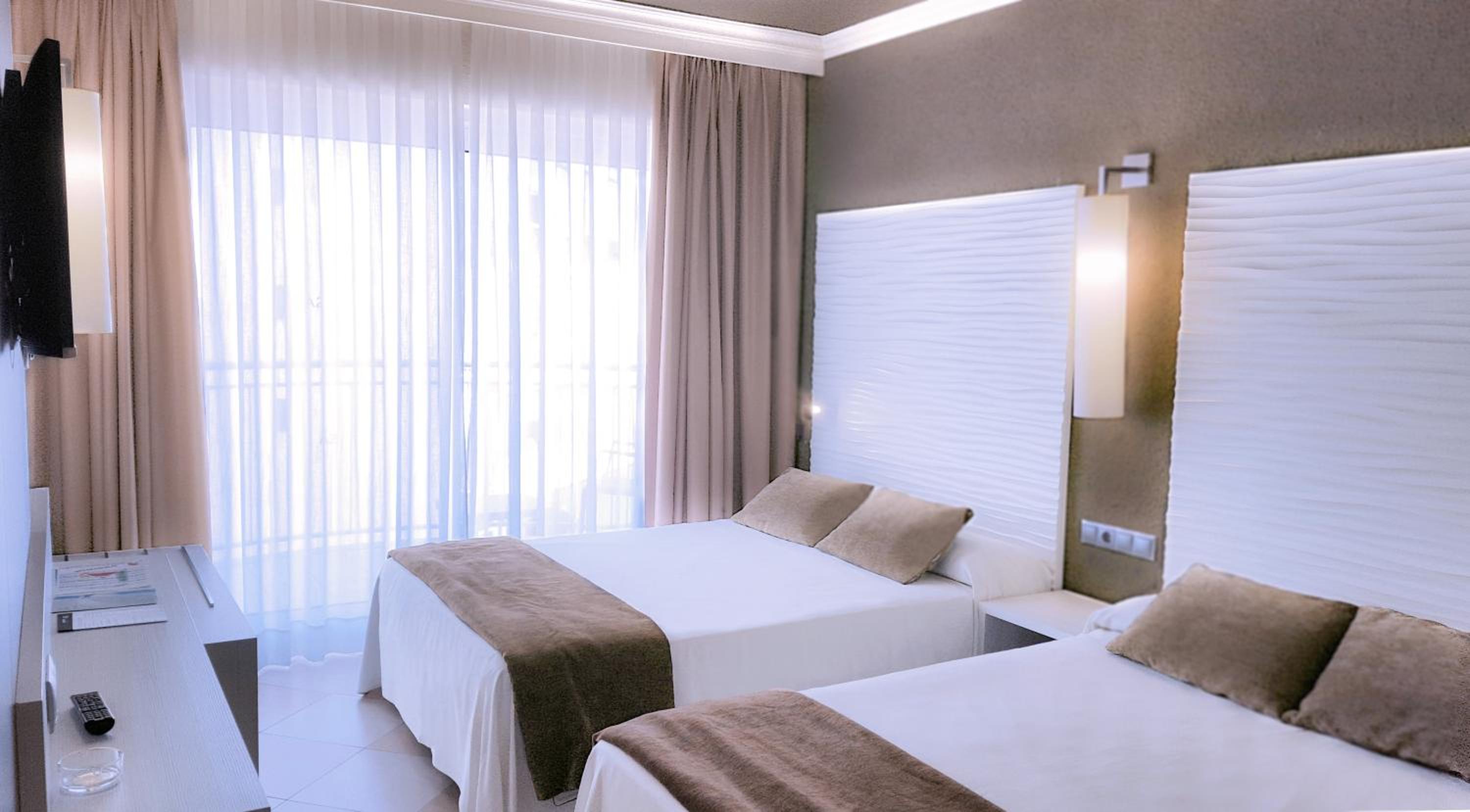 Quadruple Room (2 Adults + 2 Children) - Photo 1