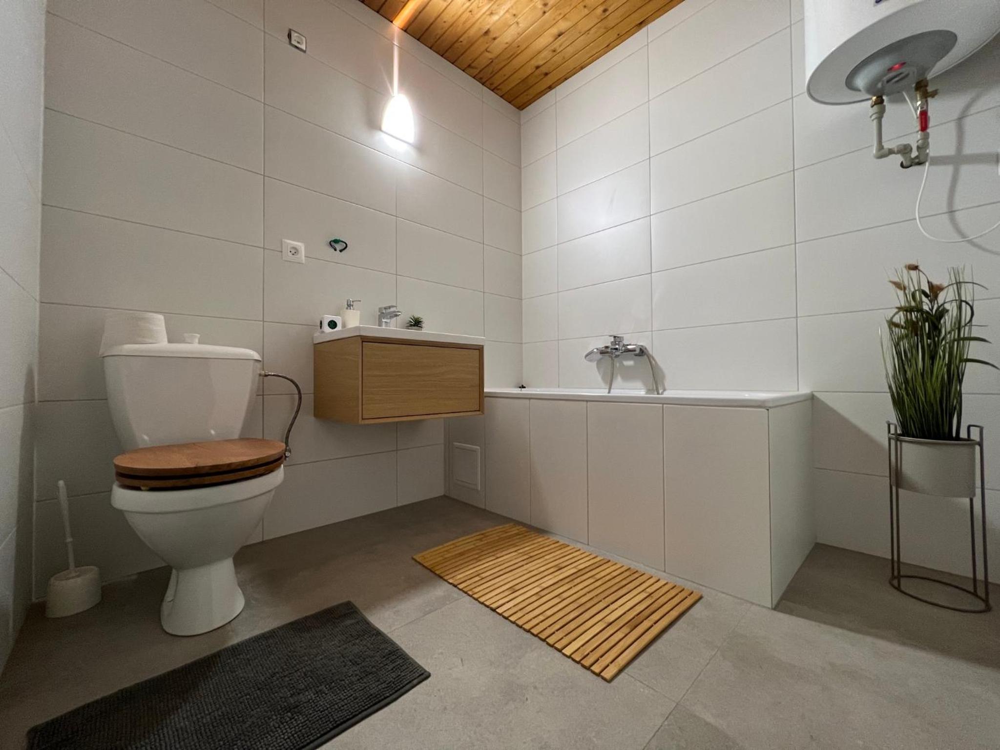 Double Room with Private Bathroom - Photo 18