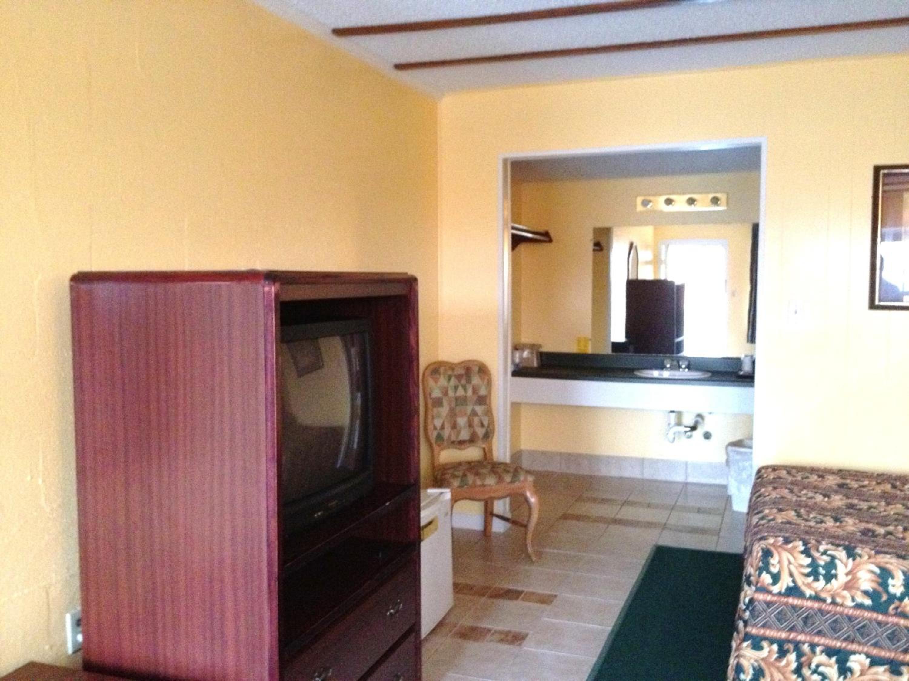 Queen Room with Two Queen Beds photo 3