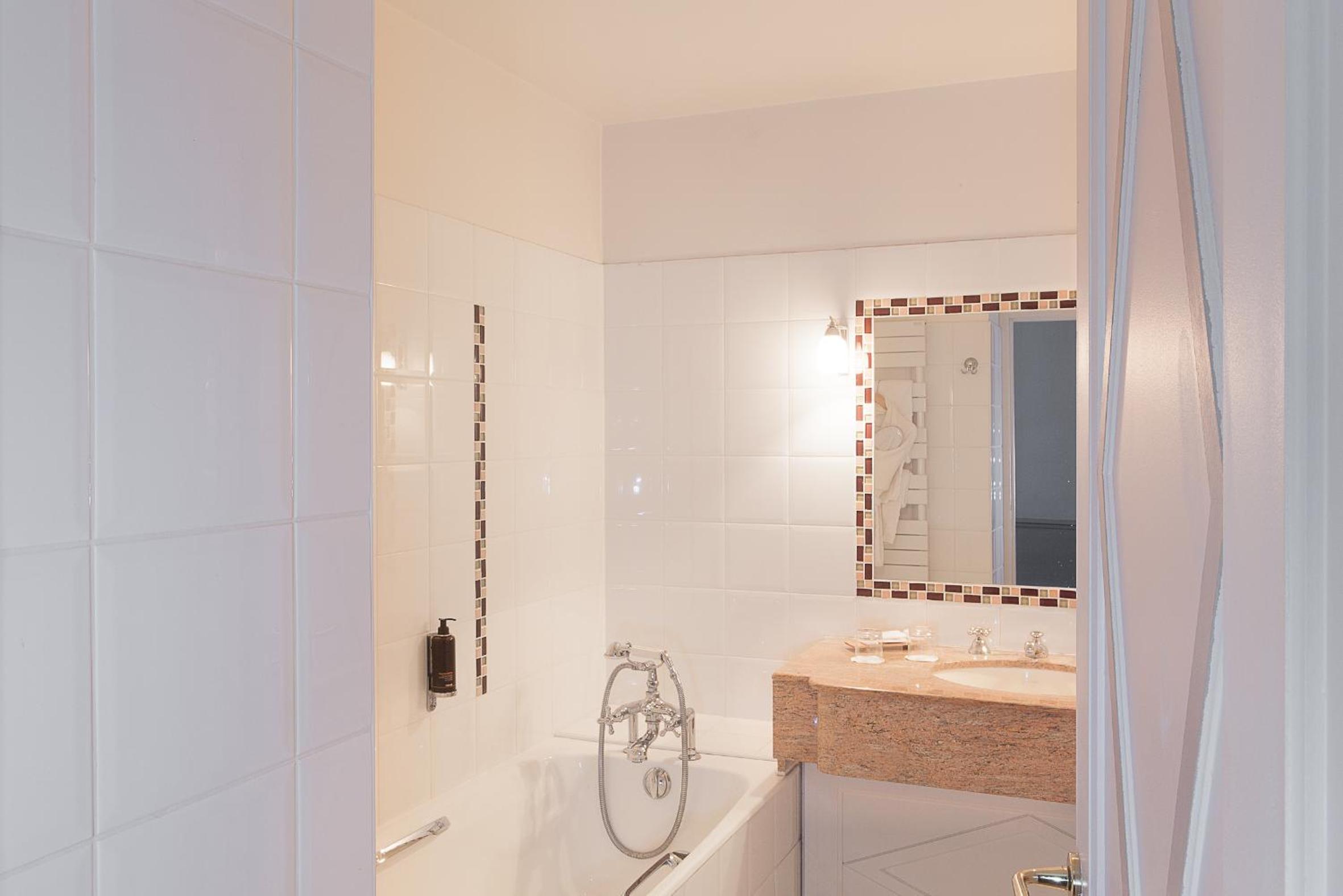 Deluxe Double Room - Paris view photo 3