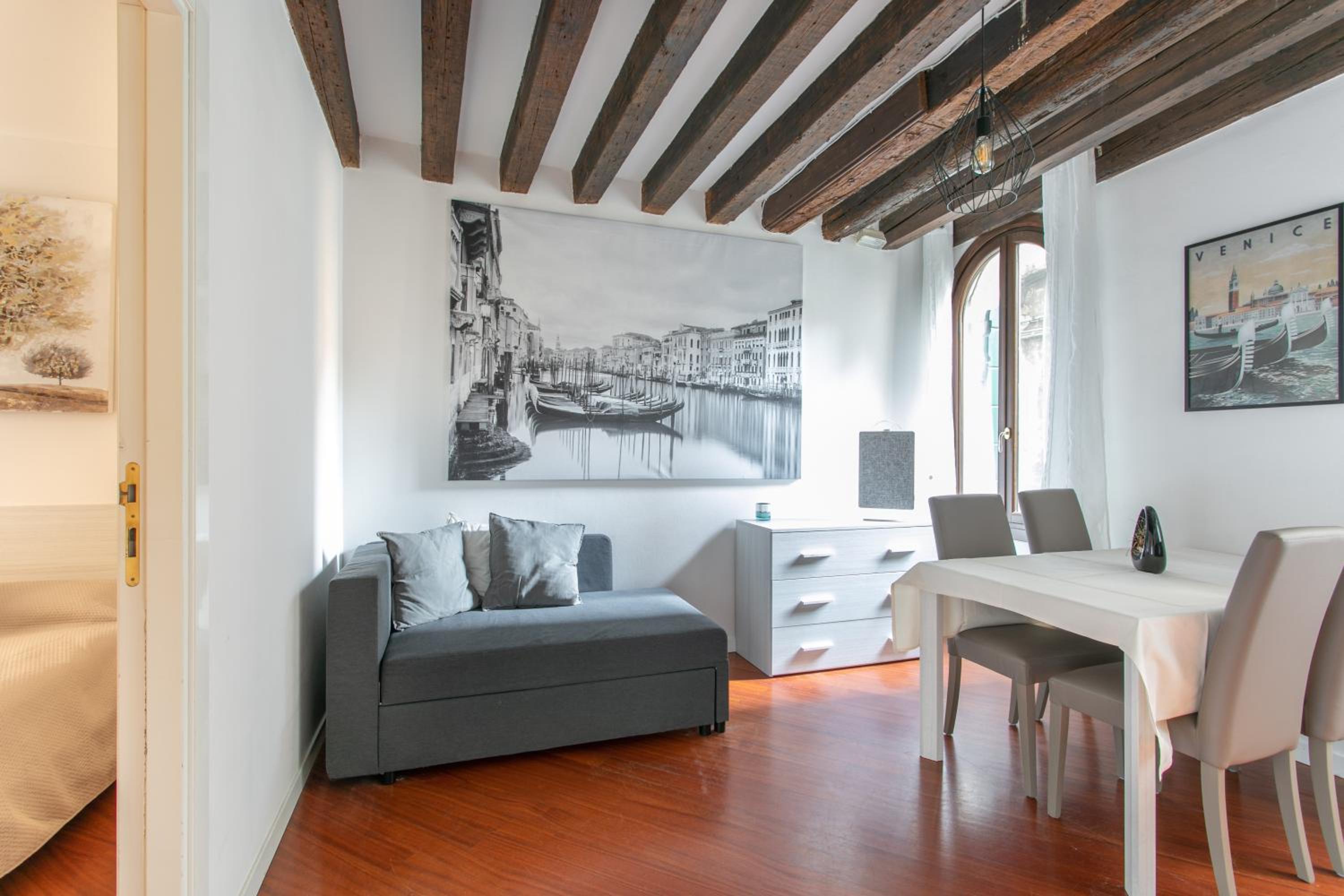 One-Bedroom Apartment photo 2