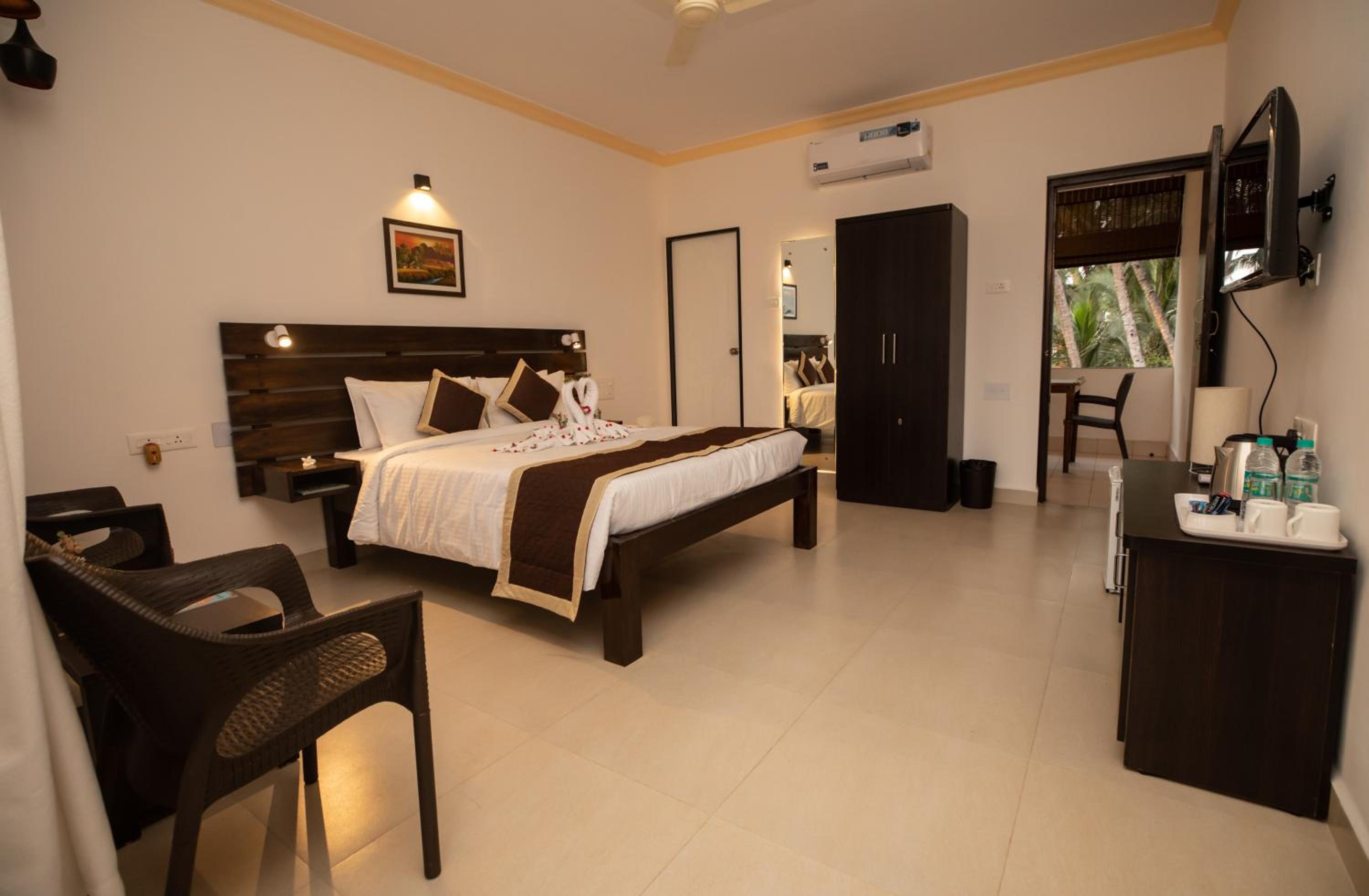 Deluxe Double Room with Balcony photo 3