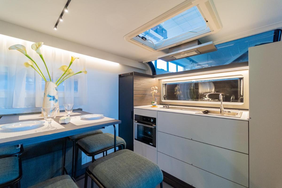 Luxury Caravan photo 2