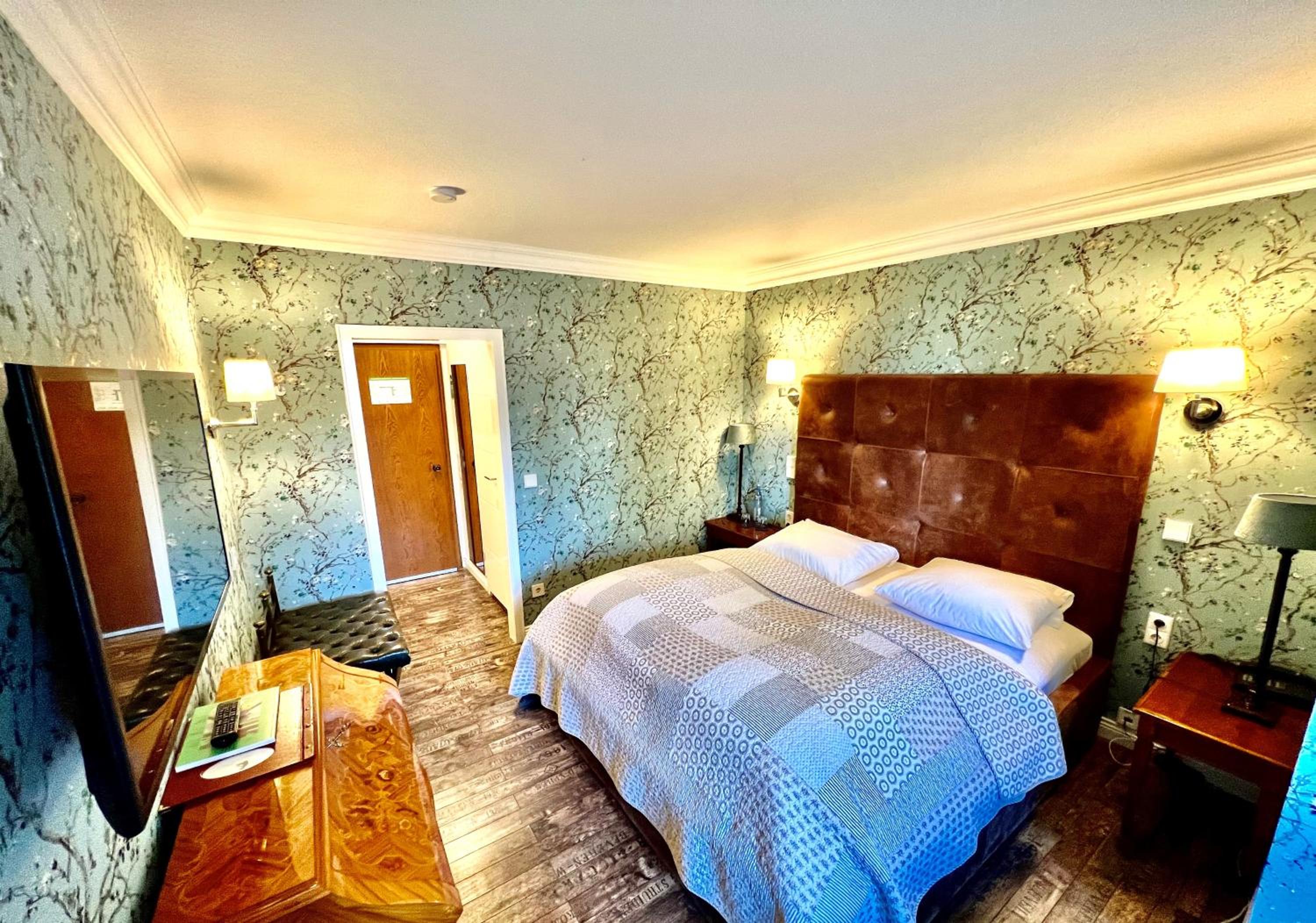 Classic Double Room - Photo 9
