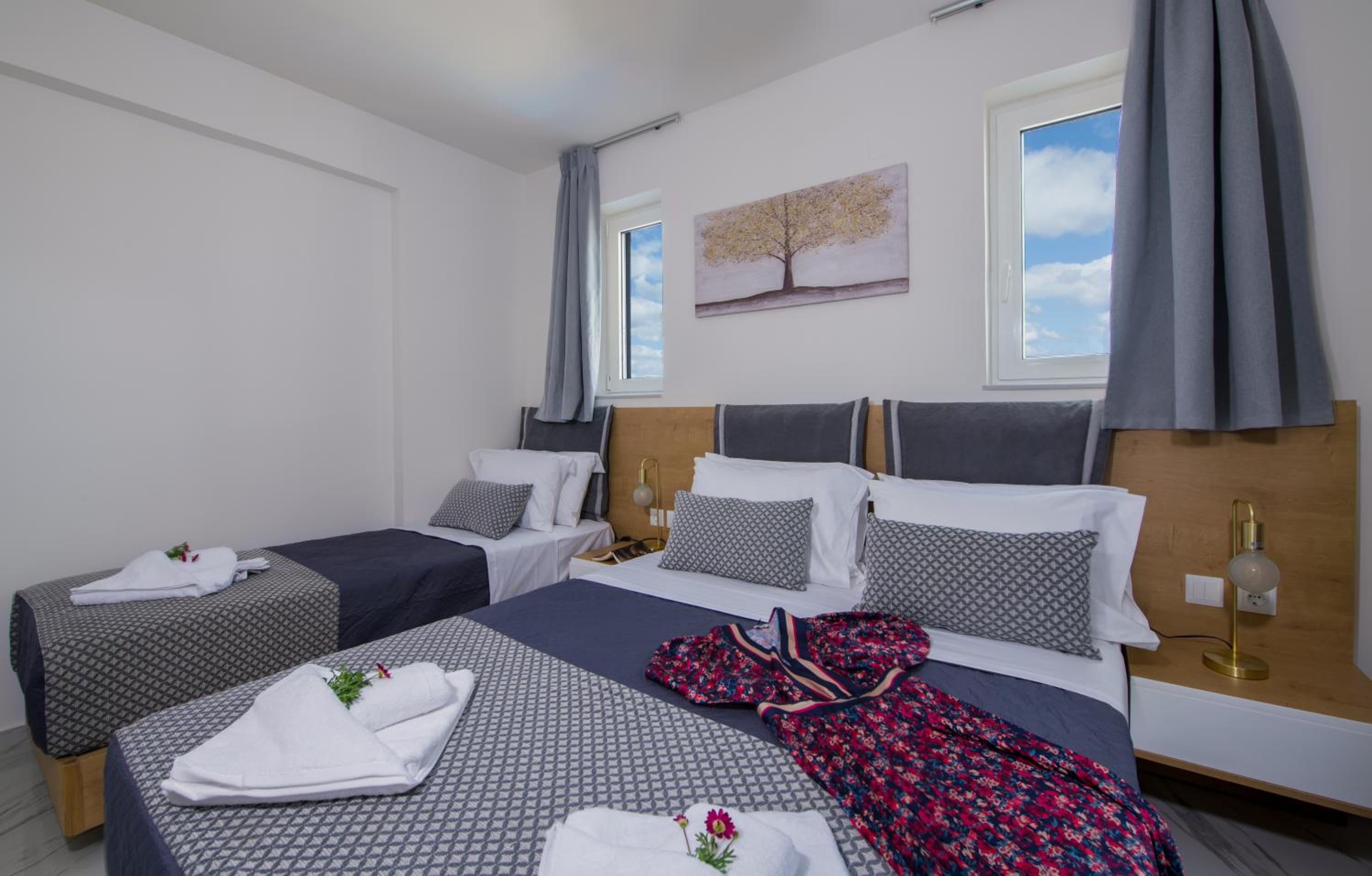 Standard Triple Room thumbnail 6