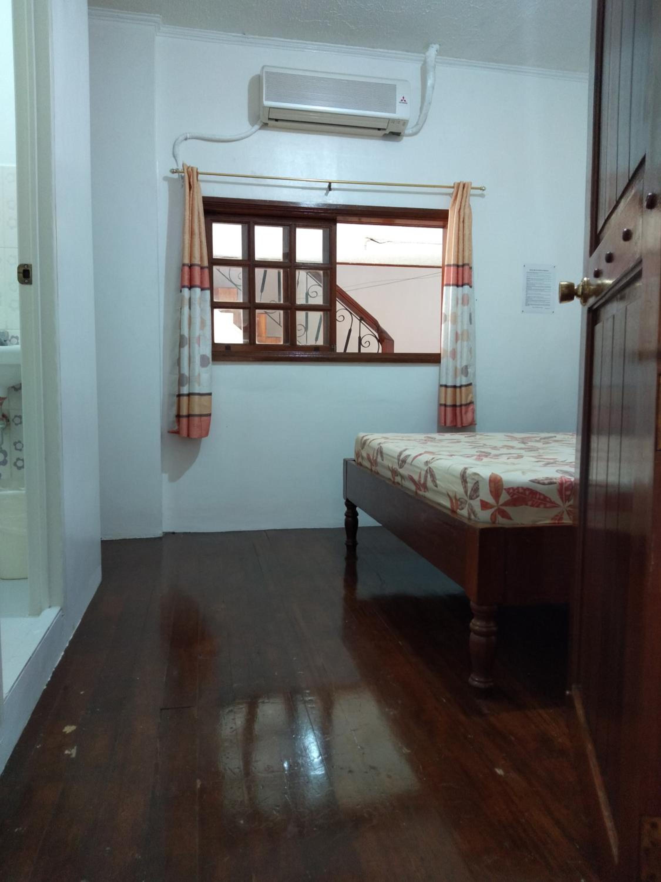 Double Room with Private Bathroom - Photo 4